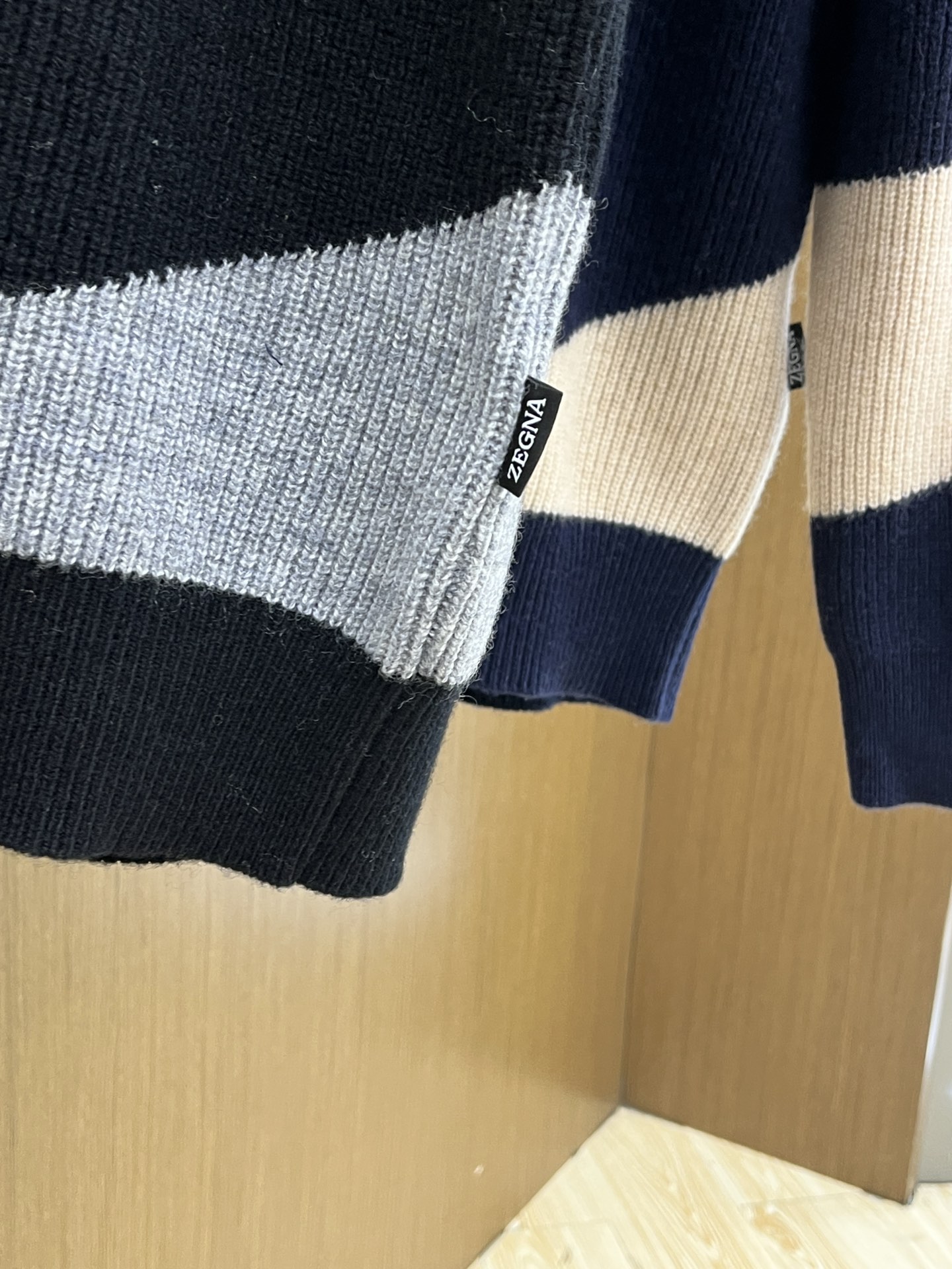 秋冬新品贸易公司渠道稀出，领先官网发售！基础款纯色针织衫单穿叠穿的好选择，修身显瘦的合身版型款式简约，螺