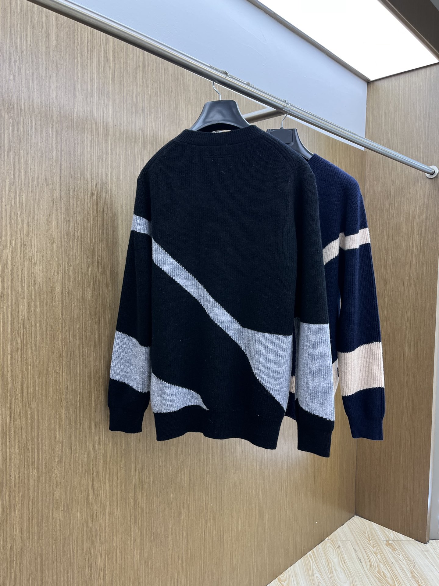 秋冬新品贸易公司渠道稀出，领先官网发售！基础款纯色针织衫单穿叠穿的好选择，修身显瘦的合身版型款式简约，螺