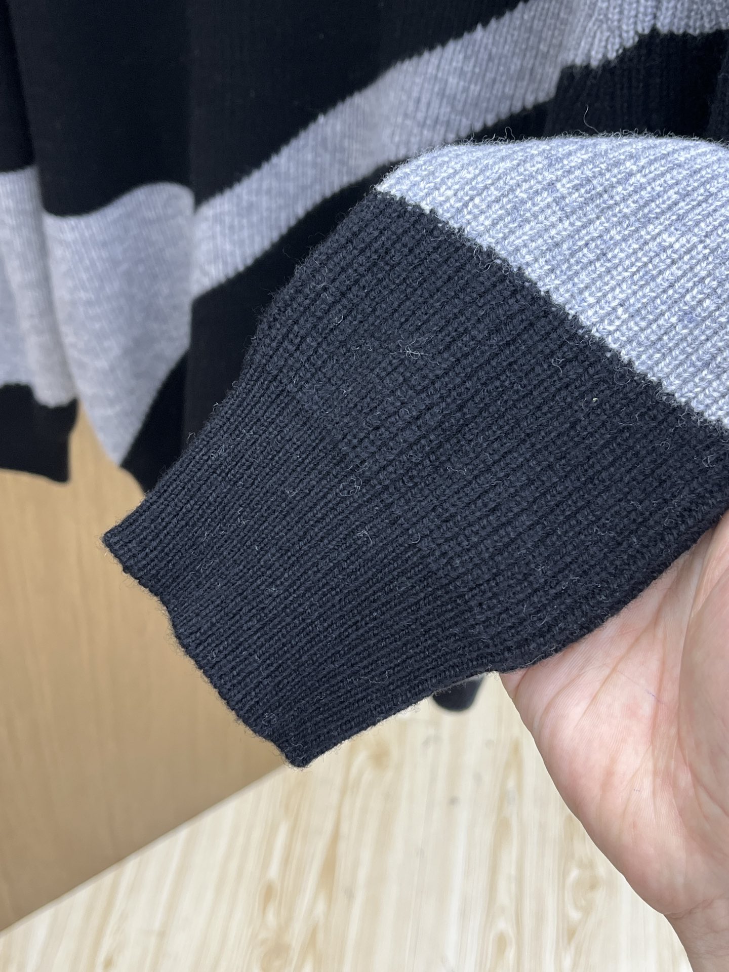 秋冬新品贸易公司渠道稀出，领先官网发售！基础款纯色针织衫单穿叠穿的好选择，修身显瘦的合身版型款式简约，螺