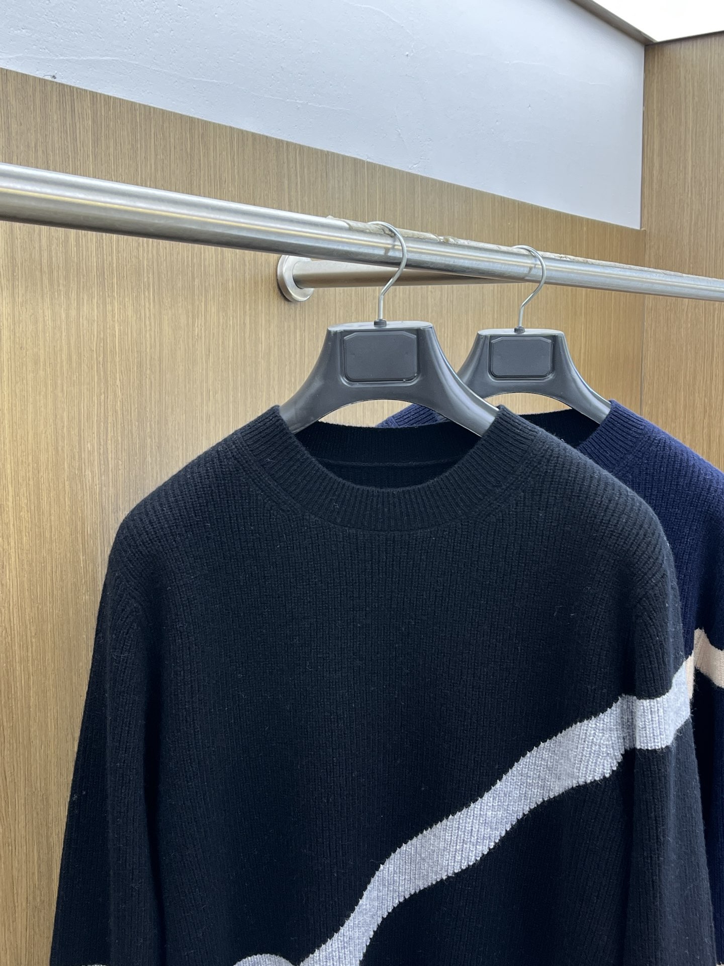 秋冬新品贸易公司渠道稀出，领先官网发售！基础款纯色针织衫单穿叠穿的好选择，修身显瘦的合身版型款式简约，螺