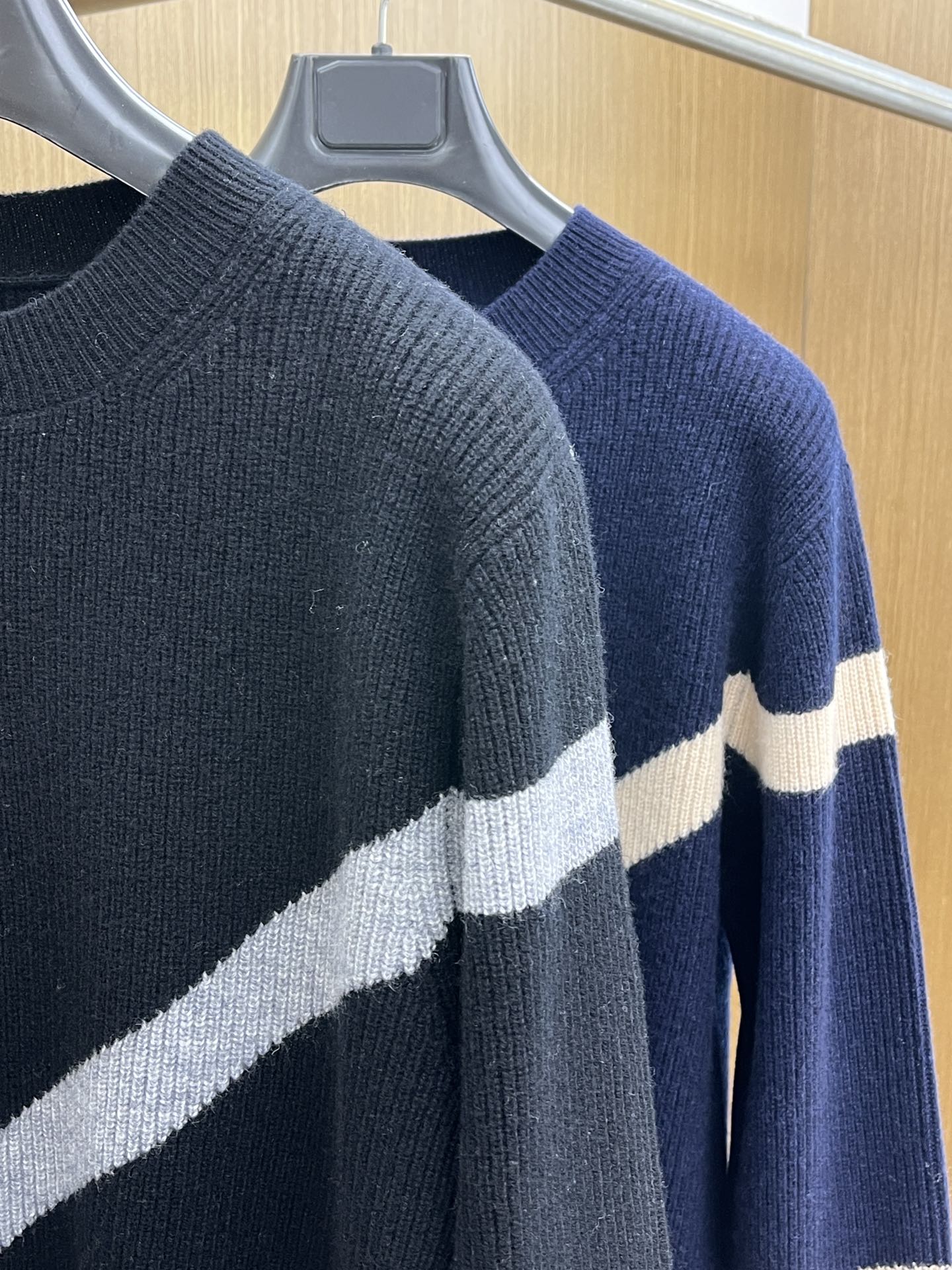 秋冬新品贸易公司渠道稀出，领先官网发售！基础款纯色针织衫单穿叠穿的好选择，修身显瘦的合身版型款式简约，螺