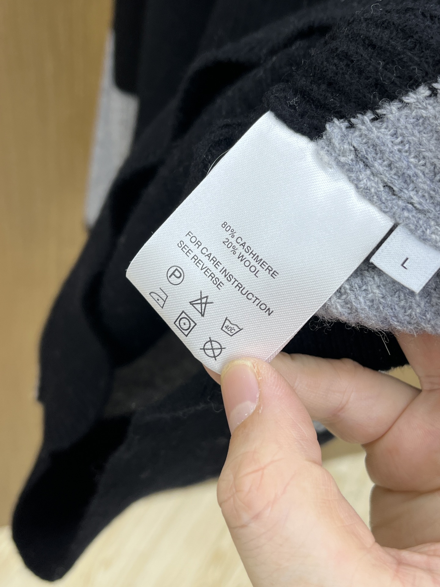 秋冬新品贸易公司渠道稀出，领先官网发售！基础款纯色针织衫单穿叠穿的好选择，修身显瘦的合身版型款式简约，螺