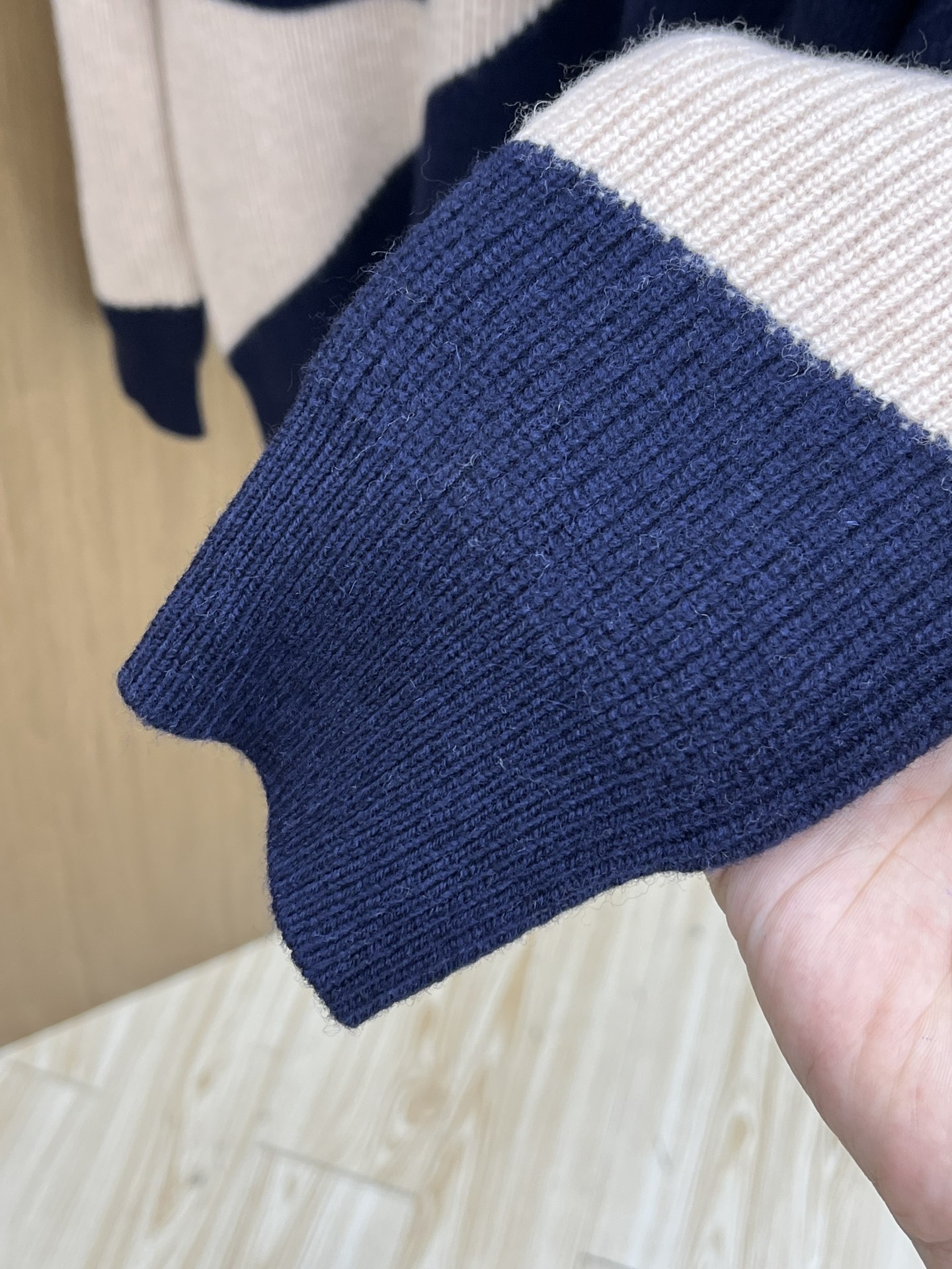 秋冬新品贸易公司渠道稀出，领先官网发售！基础款纯色针织衫单穿叠穿的好选择，修身显瘦的合身版型款式简约，螺