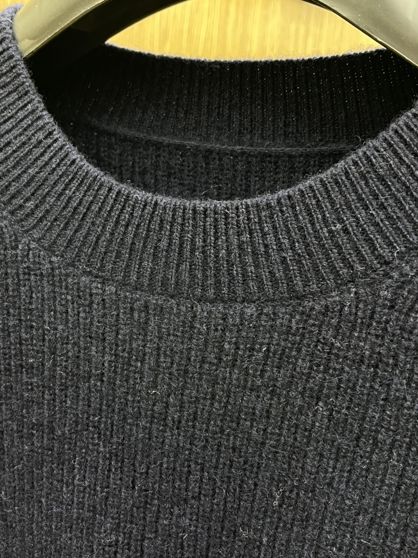 秋冬新品贸易公司渠道稀出，领先官网发售！基础款纯色针织衫单穿叠穿的好选择，修身显瘦的合身版型款式简约，螺