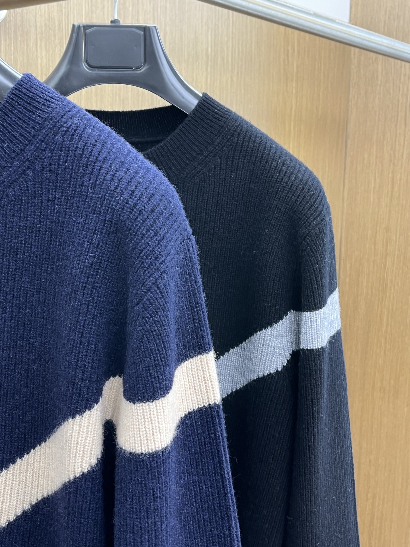 秋冬新品贸易公司渠道稀出，领先官网发售！基础款纯色针织衫单穿叠穿的好选择，修身显瘦的合身版型款式简约，螺