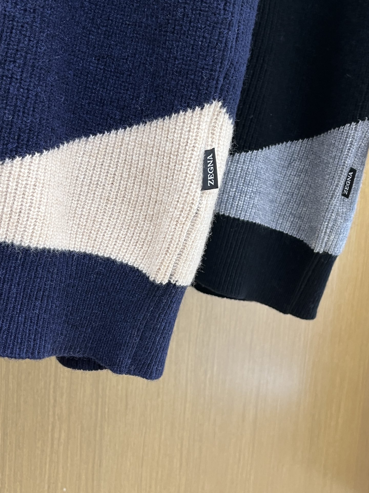 秋冬新品贸易公司渠道稀出，领先官网发售！基础款纯色针织衫单穿叠穿的好选择，修身显瘦的合身版型款式简约，螺