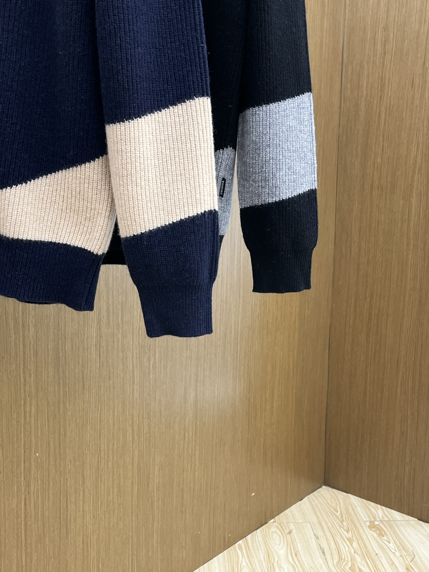 秋冬新品贸易公司渠道稀出，领先官网发售！基础款纯色针织衫单穿叠穿的好选择，修身显瘦的合身版型款式简约，螺