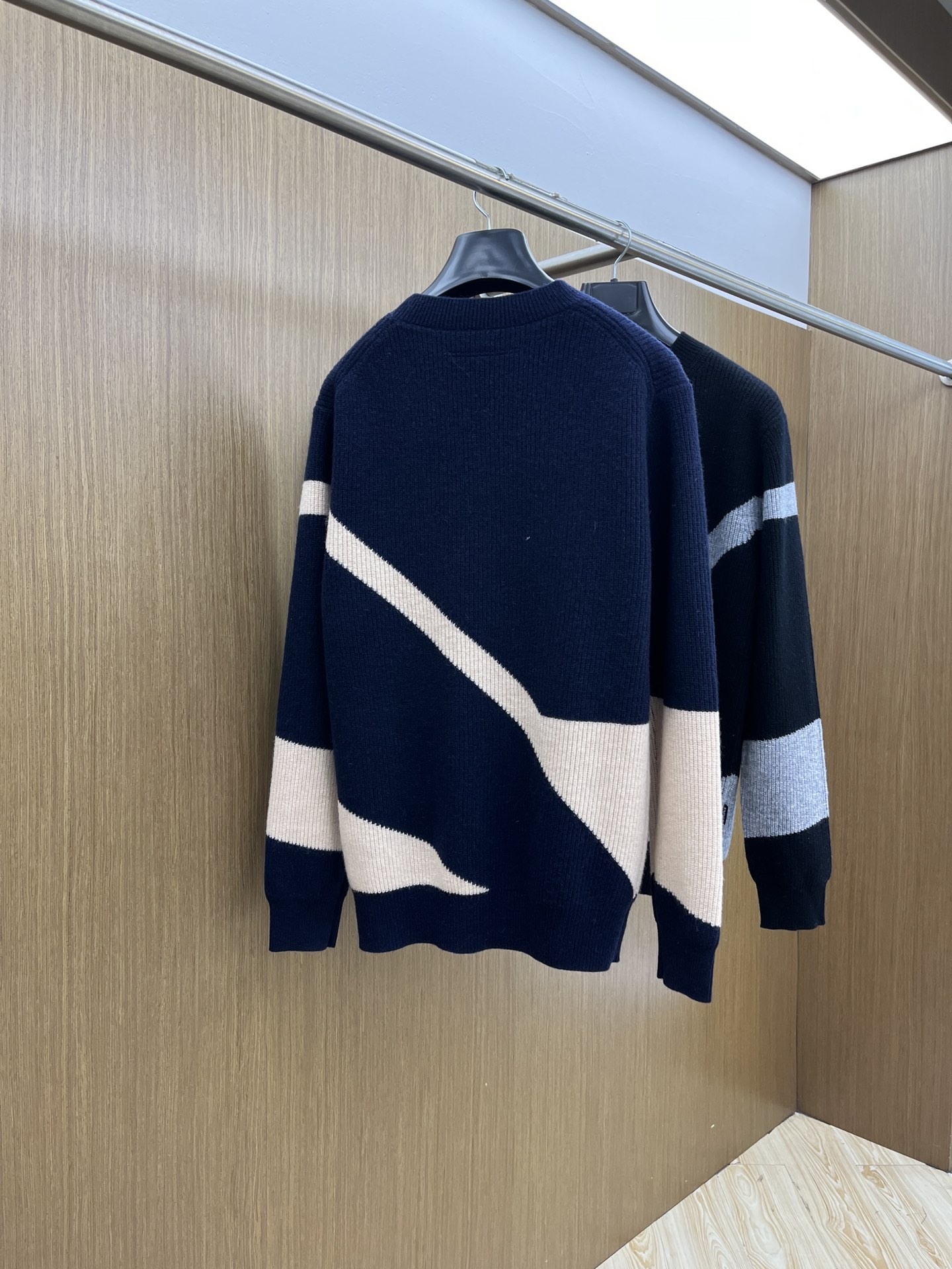 秋冬新品贸易公司渠道稀出，领先官网发售！基础款纯色针织衫单穿叠穿的好选择，修身显瘦的合身版型款式简约，螺