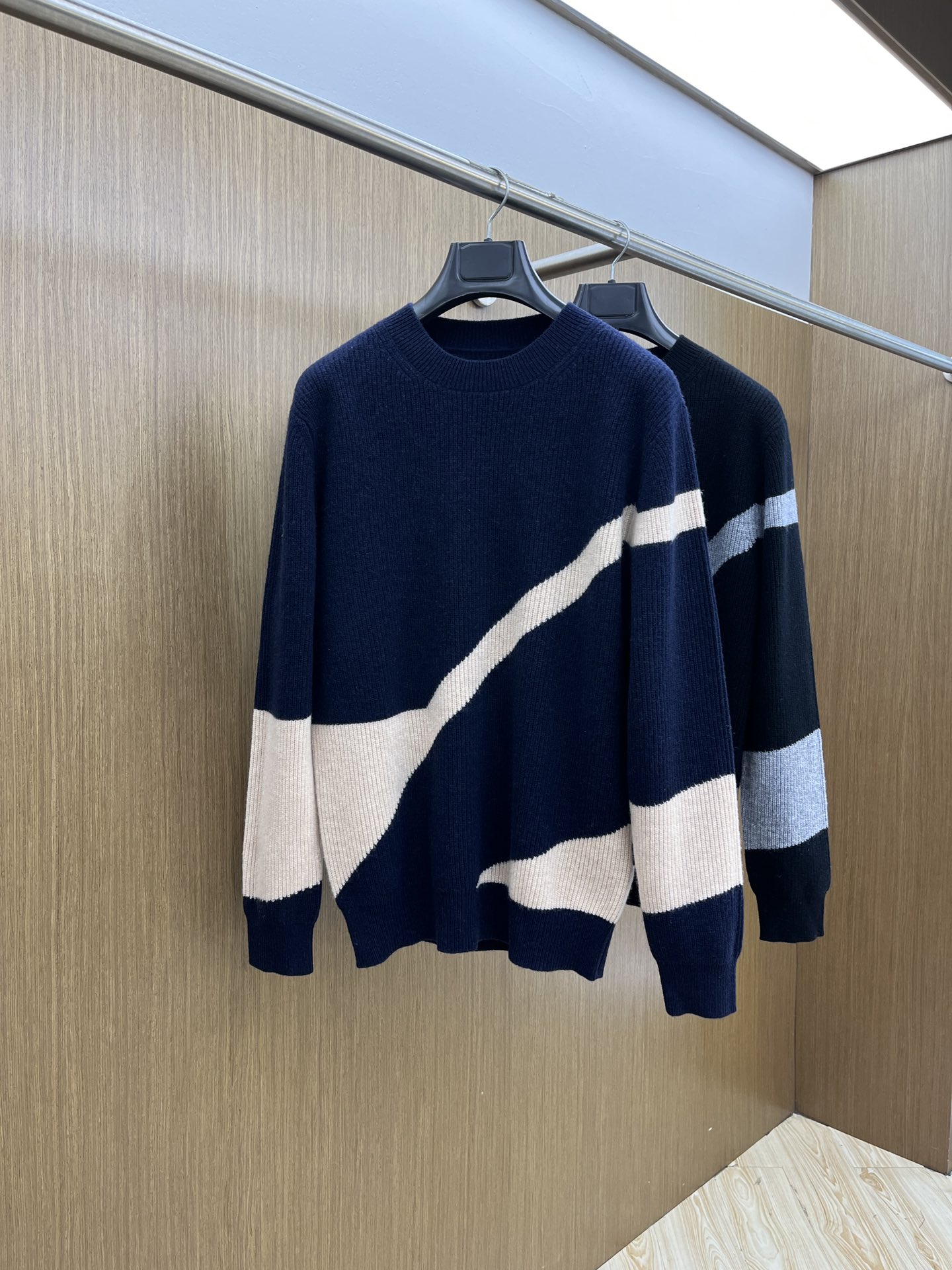 秋冬新品贸易公司渠道稀出，领先官网发售！基础款纯色针织衫单穿叠穿的好选择，修身显瘦的合身版型款式简约，螺