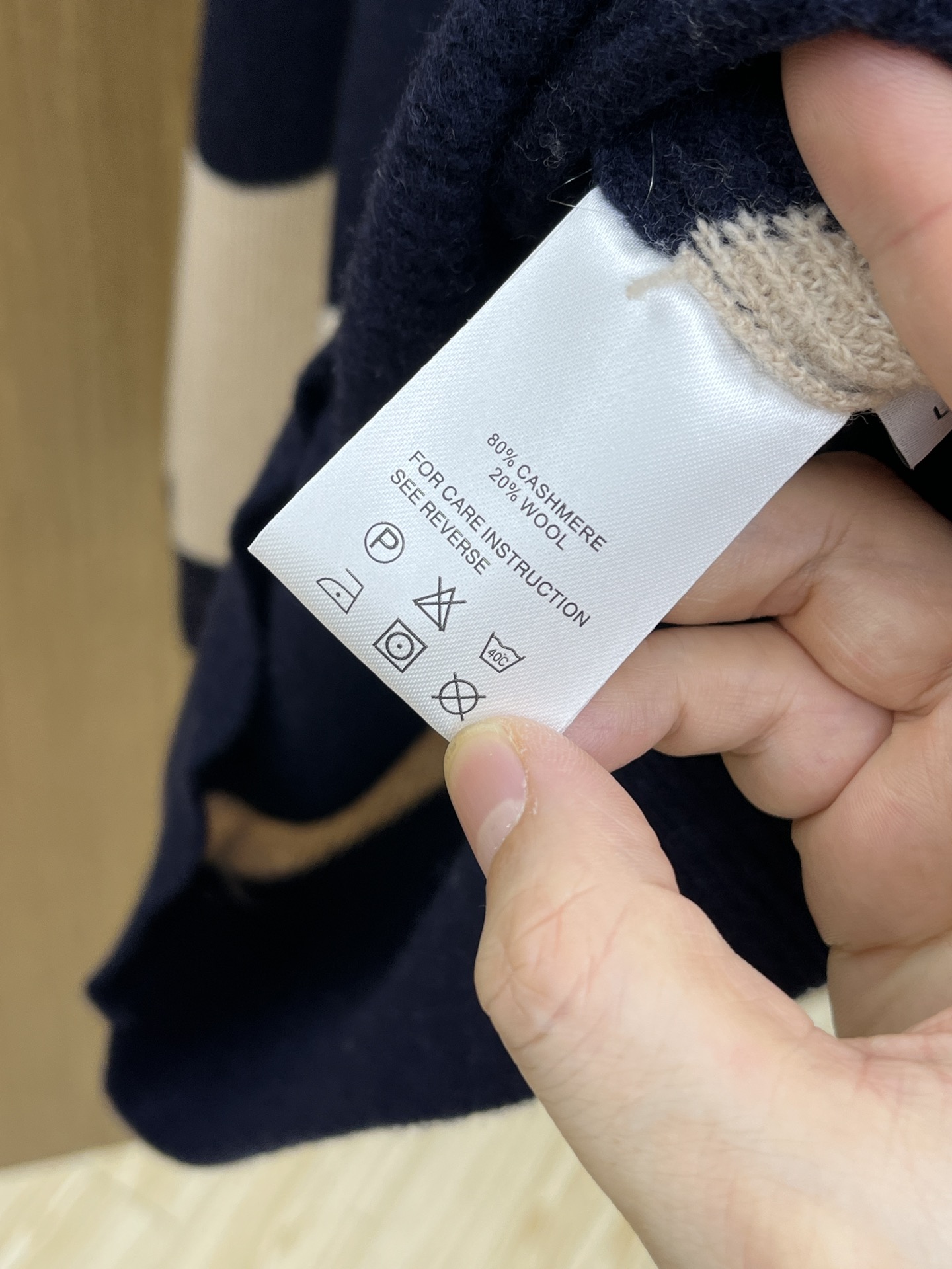 秋冬新品贸易公司渠道稀出，领先官网发售！基础款纯色针织衫单穿叠穿的好选择，修身显瘦的合身版型款式简约，螺