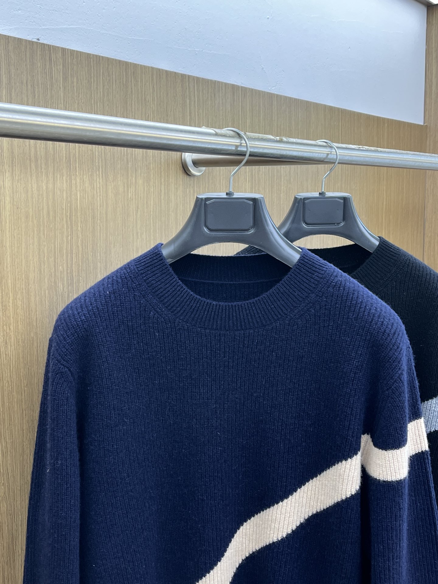 秋冬新品贸易公司渠道稀出，领先官网发售！基础款纯色针织衫单穿叠穿的好选择，修身显瘦的合身版型款式简约，螺