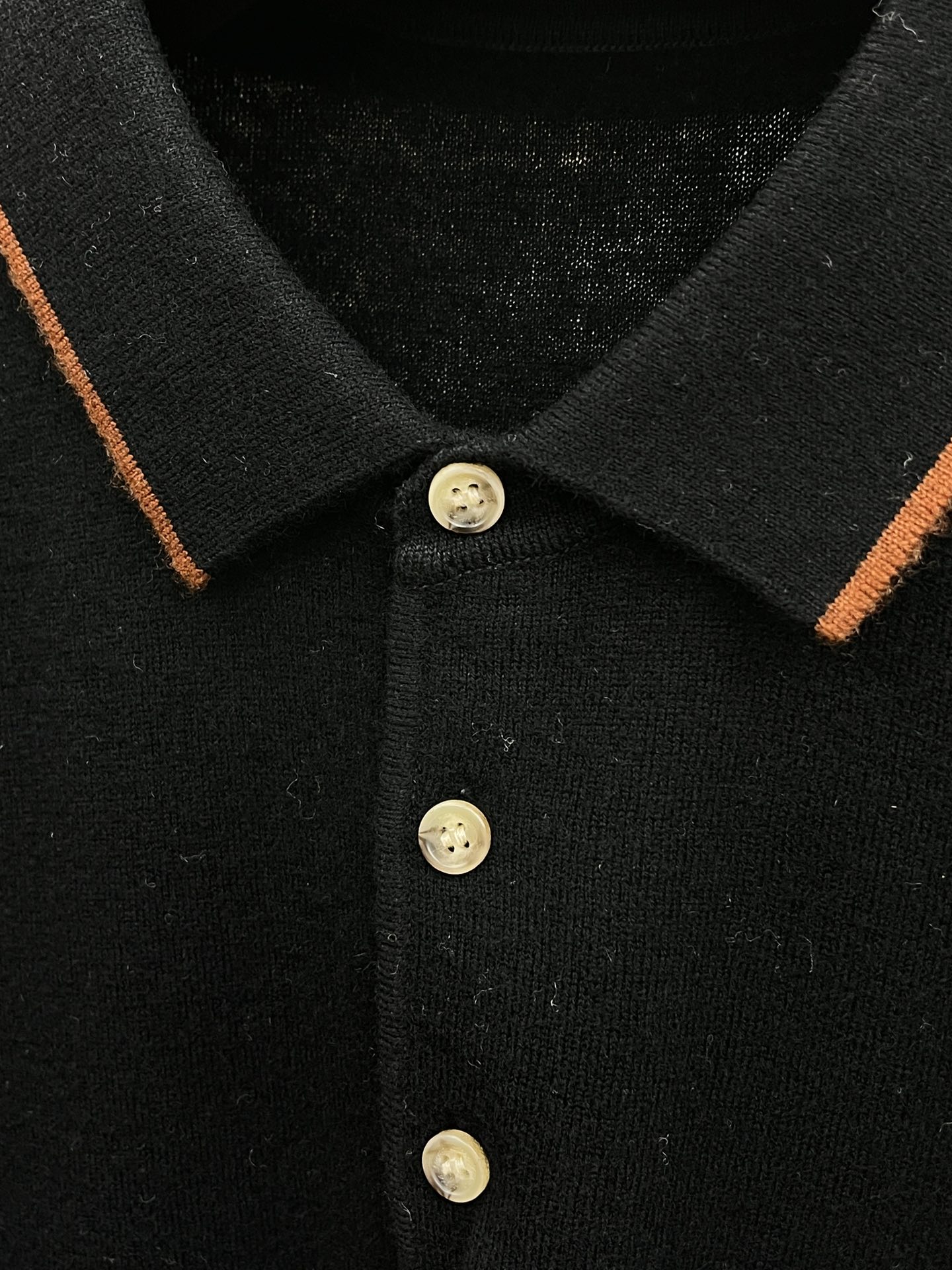 秋冬新品贸易公司渠道稀出，领先官网发售！基础款纯色针织衫单穿叠穿的好选择，修身显瘦的合身版型款式简约，螺