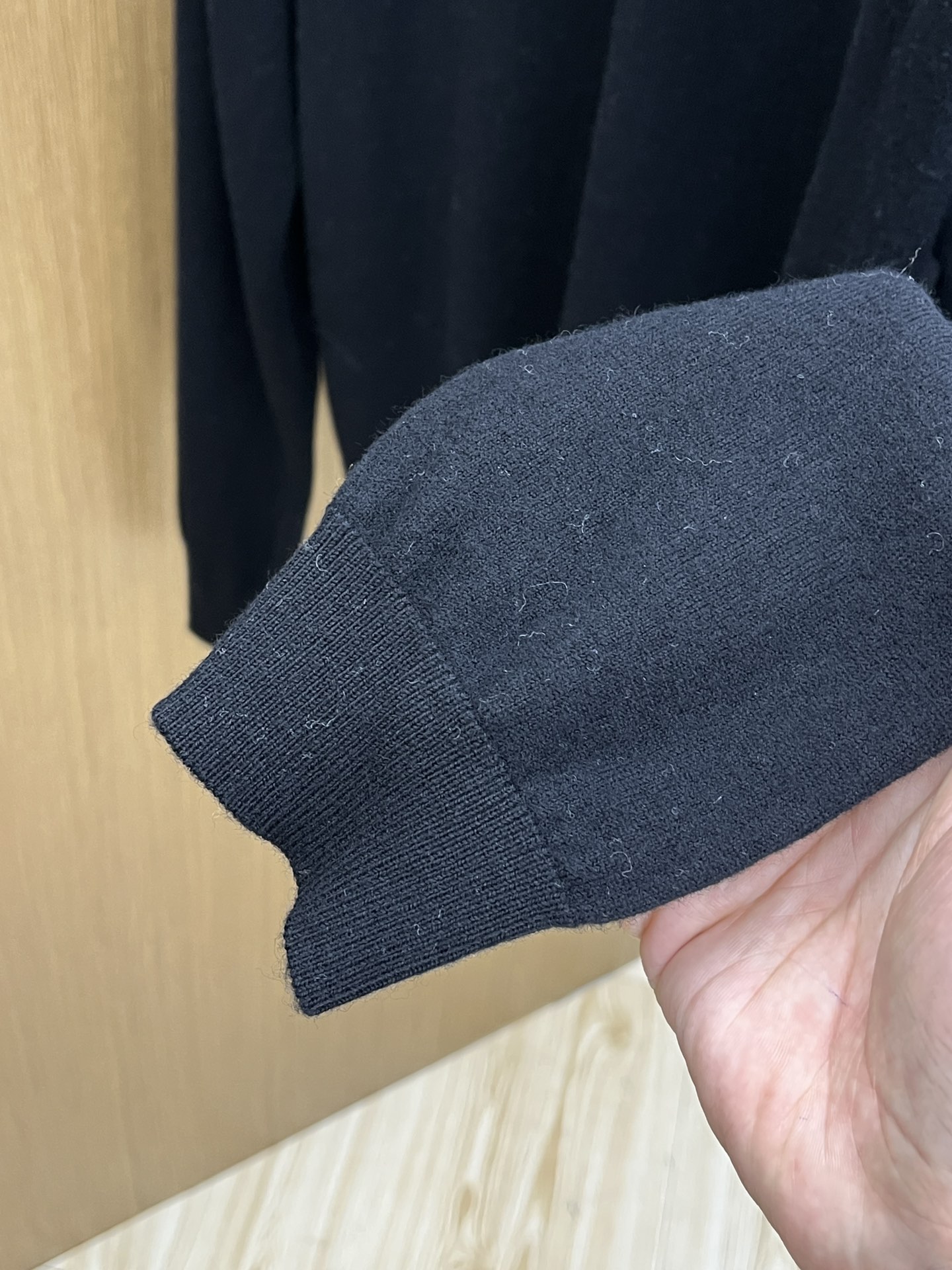 秋冬新品贸易公司渠道稀出，领先官网发售！基础款纯色针织衫单穿叠穿的好选择，修身显瘦的合身版型款式简约，螺