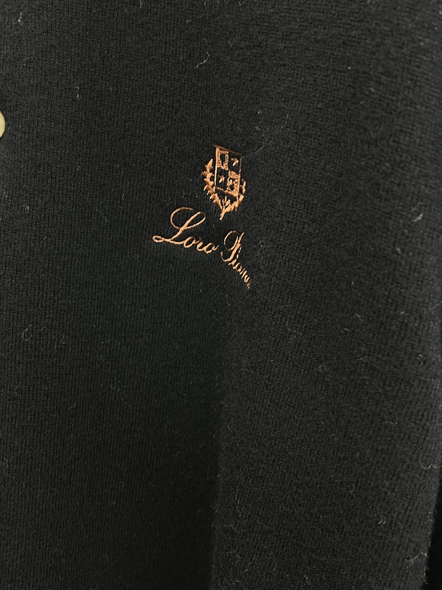 秋冬新品贸易公司渠道稀出，领先官网发售！基础款纯色针织衫单穿叠穿的好选择，修身显瘦的合身版型款式简约，螺