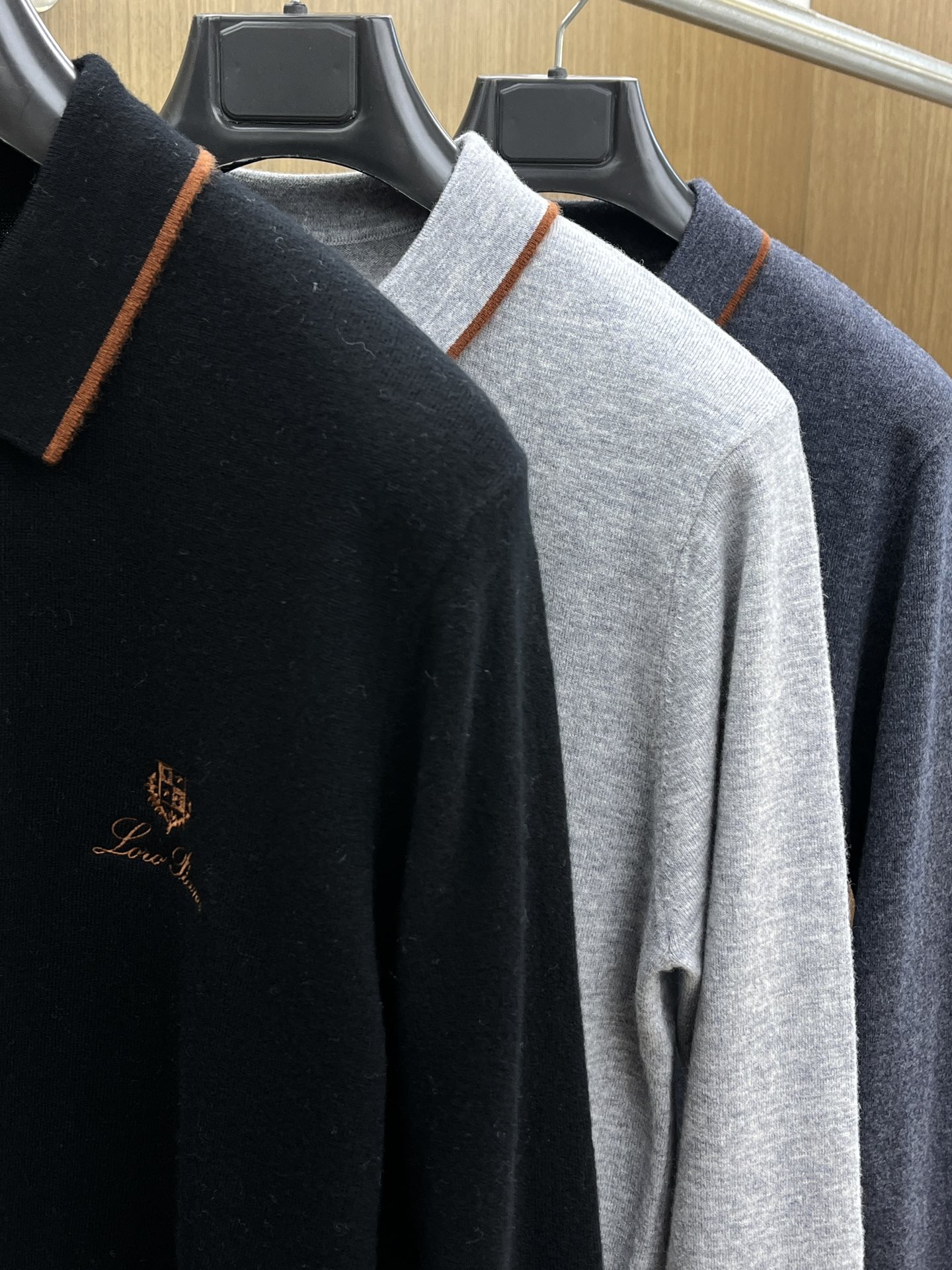 秋冬新品贸易公司渠道稀出，领先官网发售！基础款纯色针织衫单穿叠穿的好选择，修身显瘦的合身版型款式简约，螺