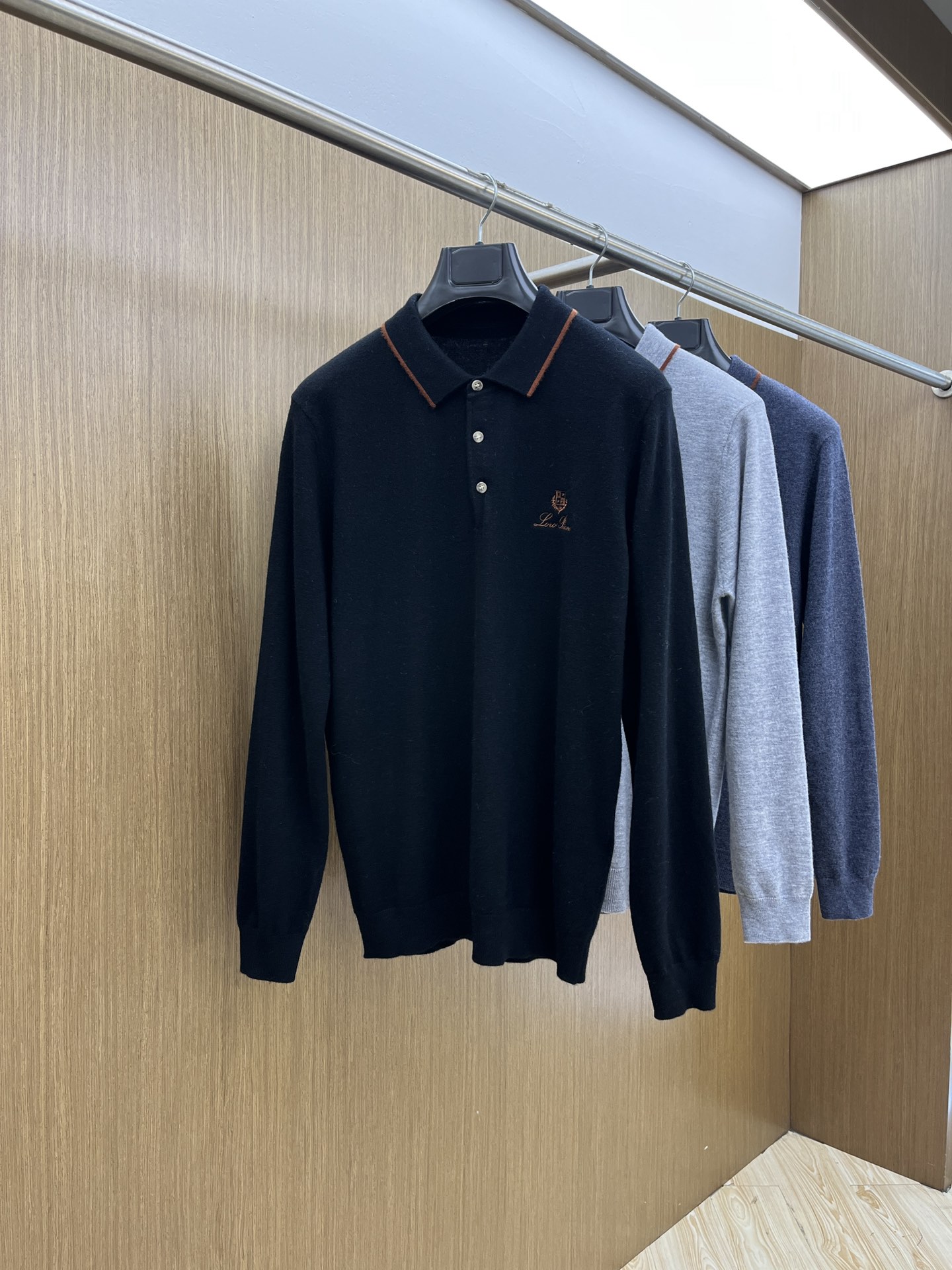 秋冬新品贸易公司渠道稀出，领先官网发售！基础款纯色针织衫单穿叠穿的好选择，修身显瘦的合身版型款式简约，螺