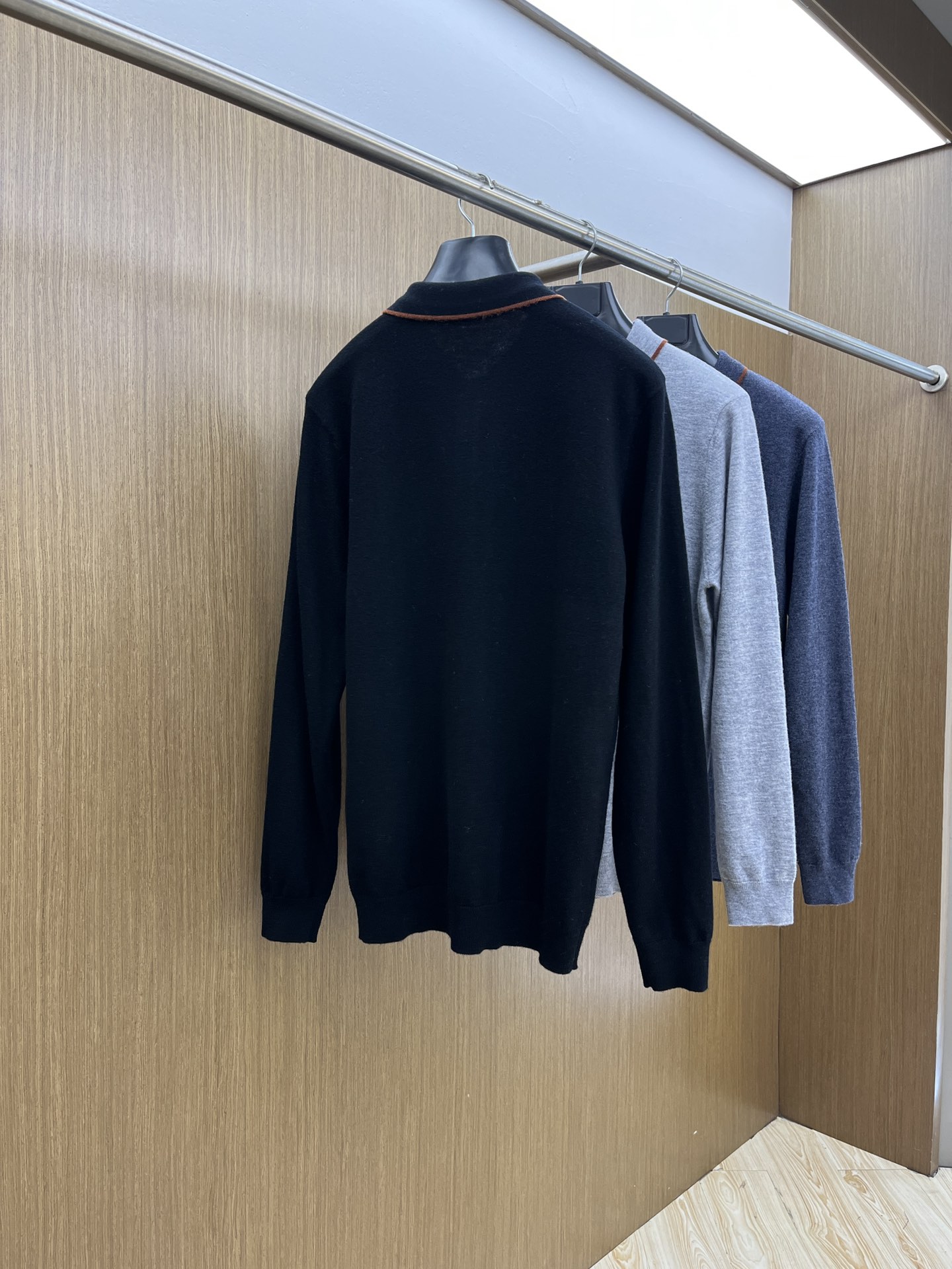 秋冬新品贸易公司渠道稀出，领先官网发售！基础款纯色针织衫单穿叠穿的好选择，修身显瘦的合身版型款式简约，螺