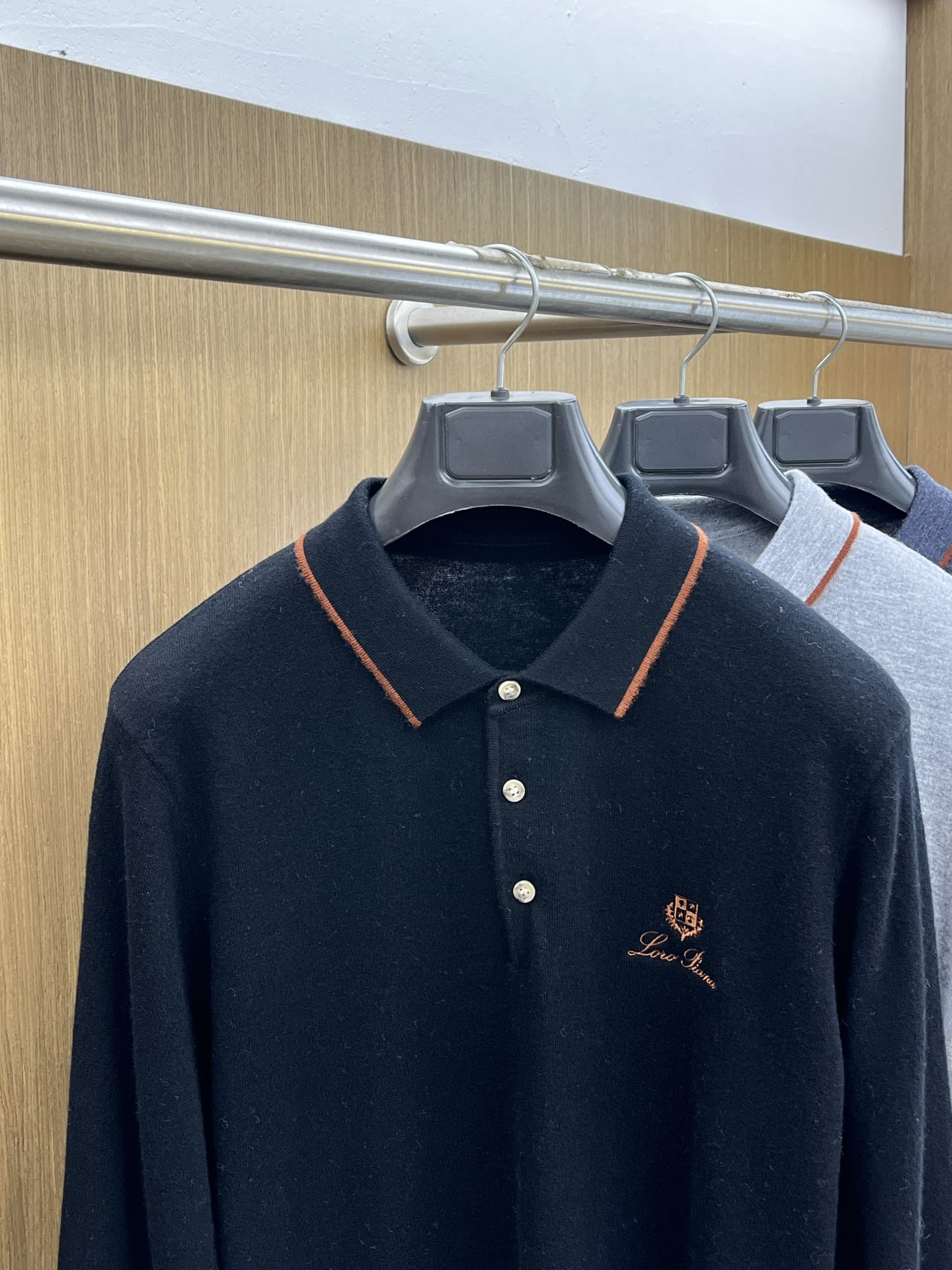 秋冬新品贸易公司渠道稀出，领先官网发售！基础款纯色针织衫单穿叠穿的好选择，修身显瘦的合身版型款式简约，螺