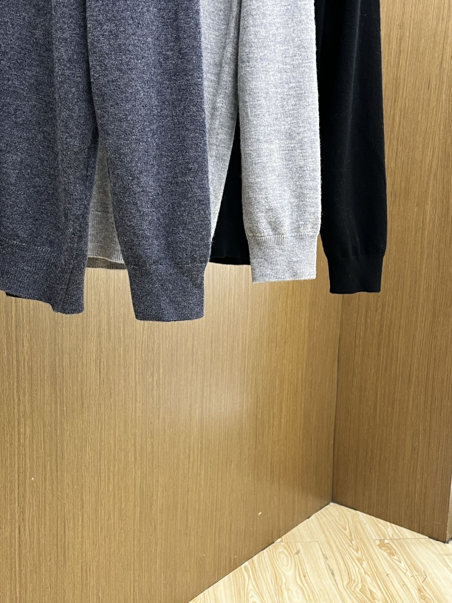 秋冬新品贸易公司渠道稀出，领先官网发售！基础款纯色针织衫单穿叠穿的好选择，修身显瘦的合身版型款式简约，螺