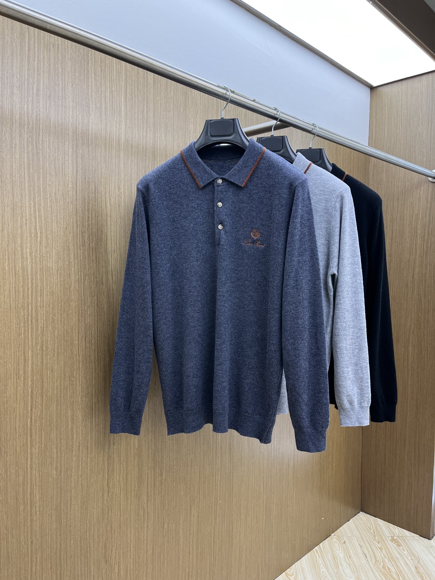 秋冬新品贸易公司渠道稀出，领先官网发售！基础款纯色针织衫单穿叠穿的好选择，修身显瘦的合身版型款式简约，螺