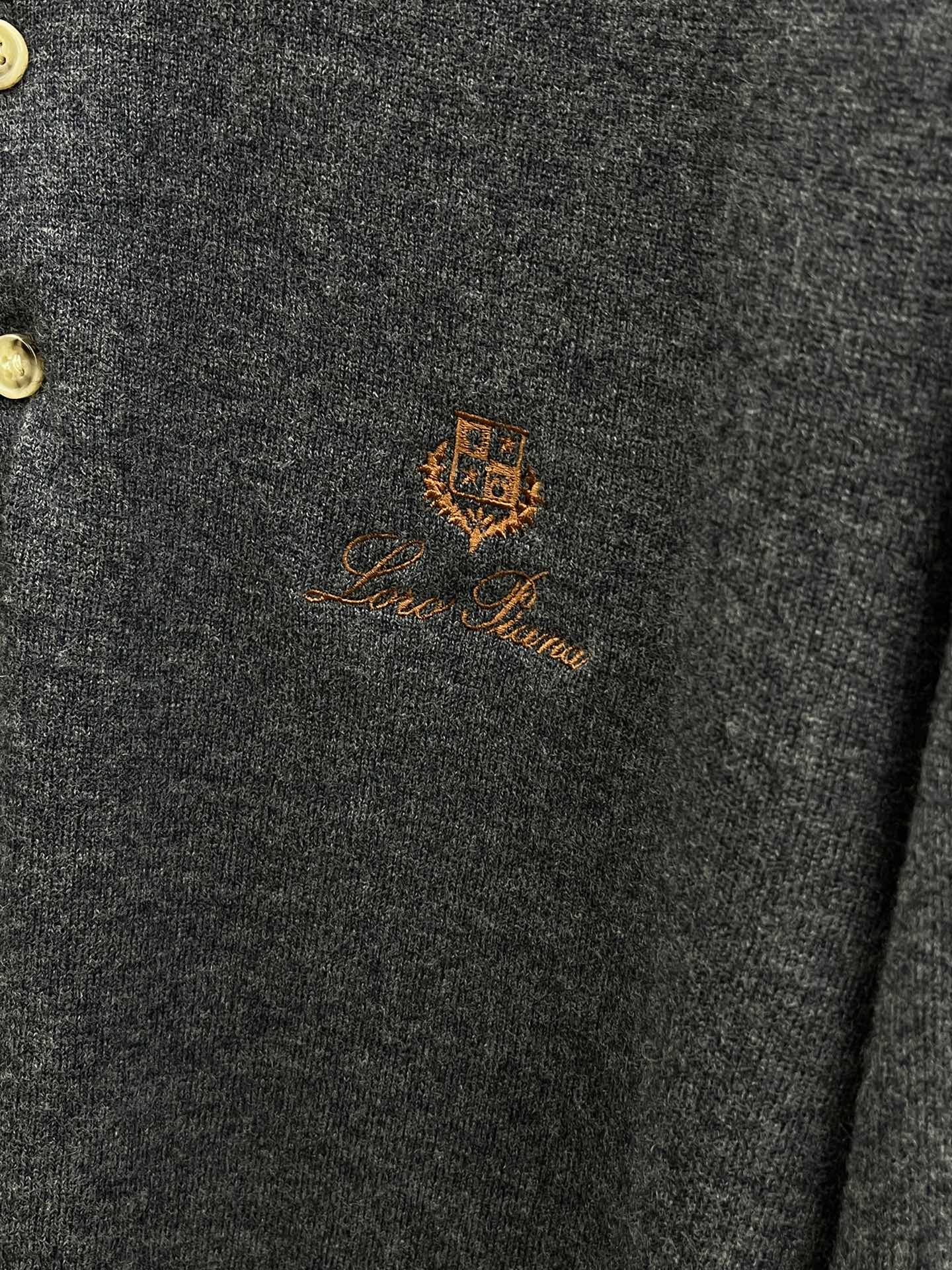 秋冬新品贸易公司渠道稀出，领先官网发售！基础款纯色针织衫单穿叠穿的好选择，修身显瘦的合身版型款式简约，螺