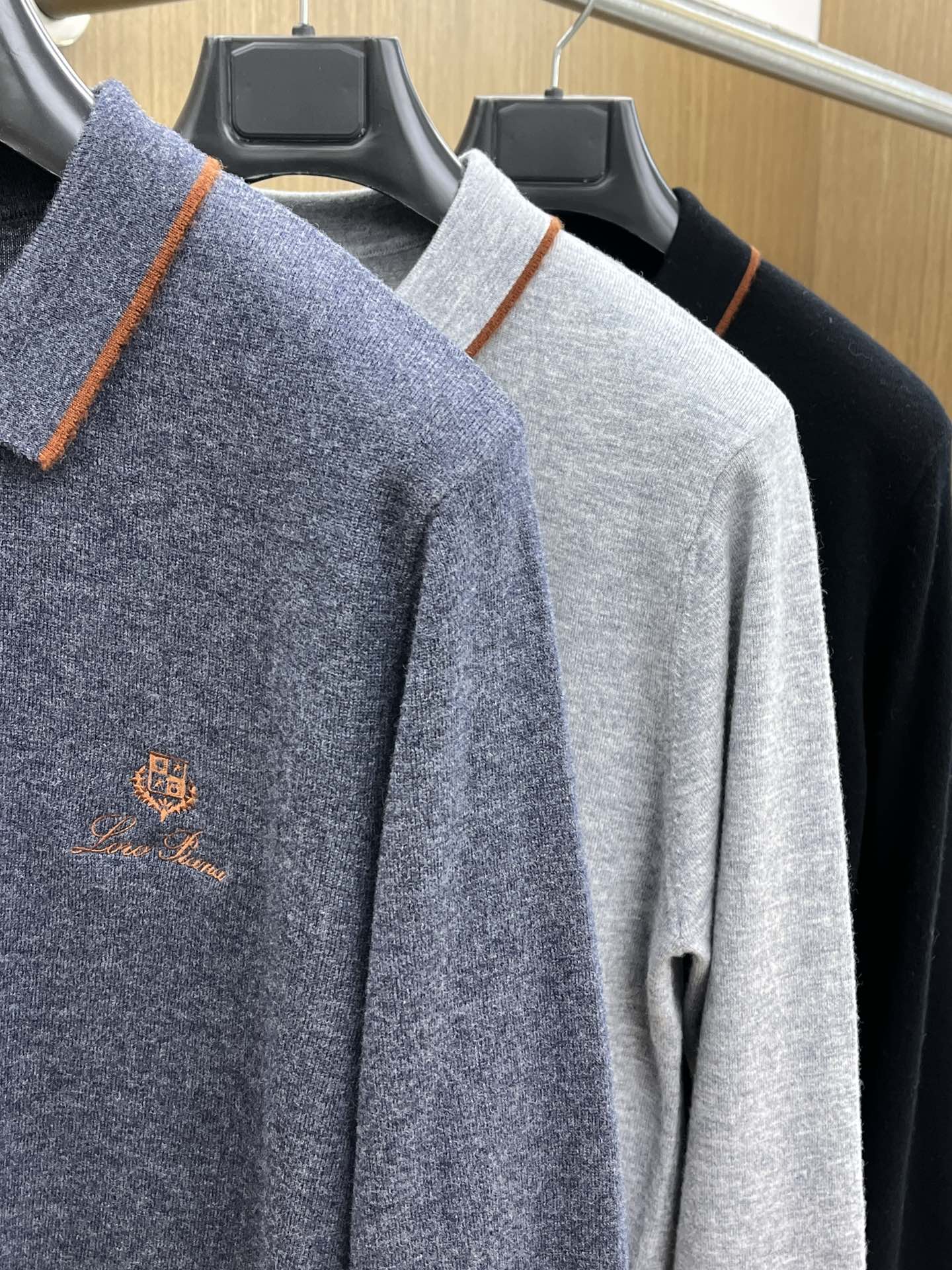 秋冬新品贸易公司渠道稀出，领先官网发售！基础款纯色针织衫单穿叠穿的好选择，修身显瘦的合身版型款式简约，螺