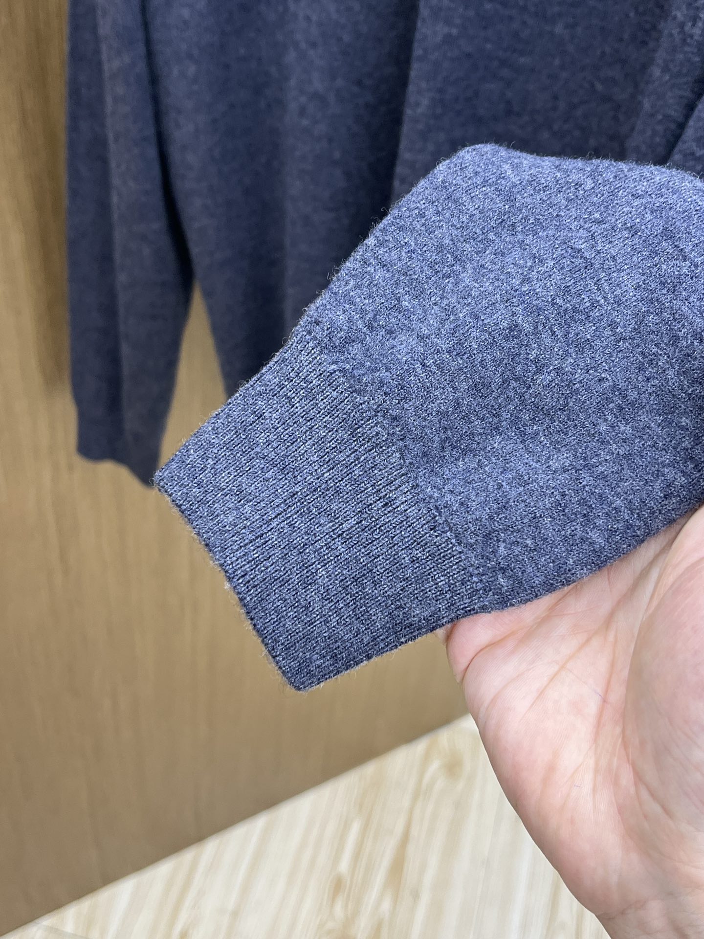 秋冬新品贸易公司渠道稀出，领先官网发售！基础款纯色针织衫单穿叠穿的好选择，修身显瘦的合身版型款式简约，螺