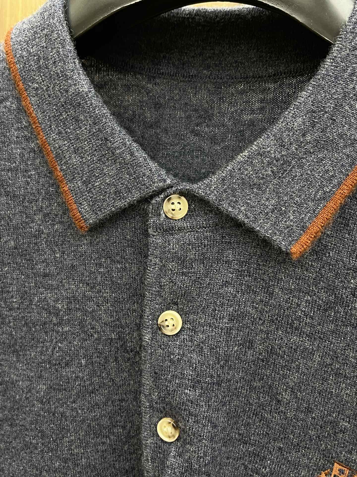 秋冬新品贸易公司渠道稀出，领先官网发售！基础款纯色针织衫单穿叠穿的好选择，修身显瘦的合身版型款式简约，螺