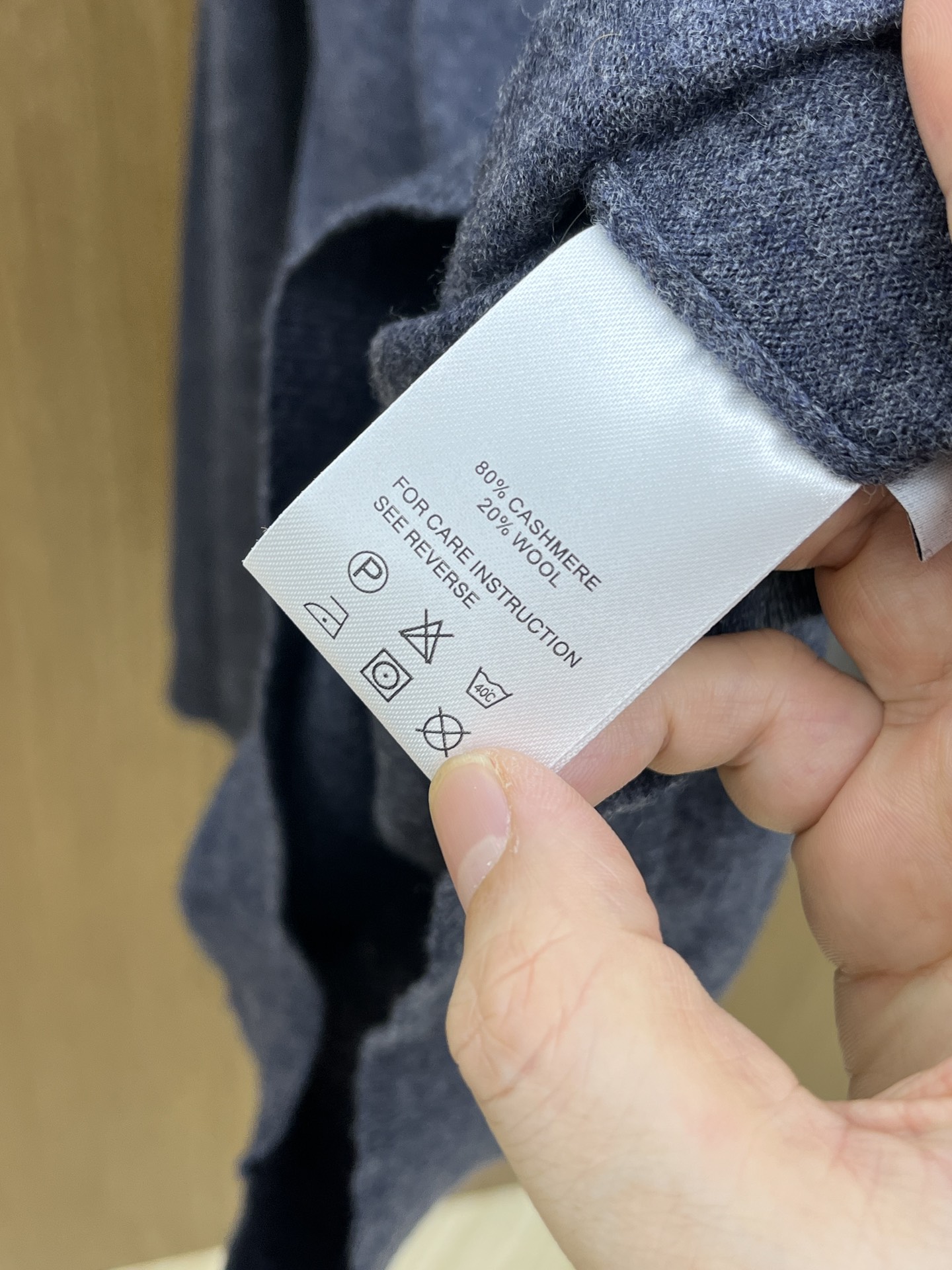 秋冬新品贸易公司渠道稀出，领先官网发售！基础款纯色针织衫单穿叠穿的好选择，修身显瘦的合身版型款式简约，螺