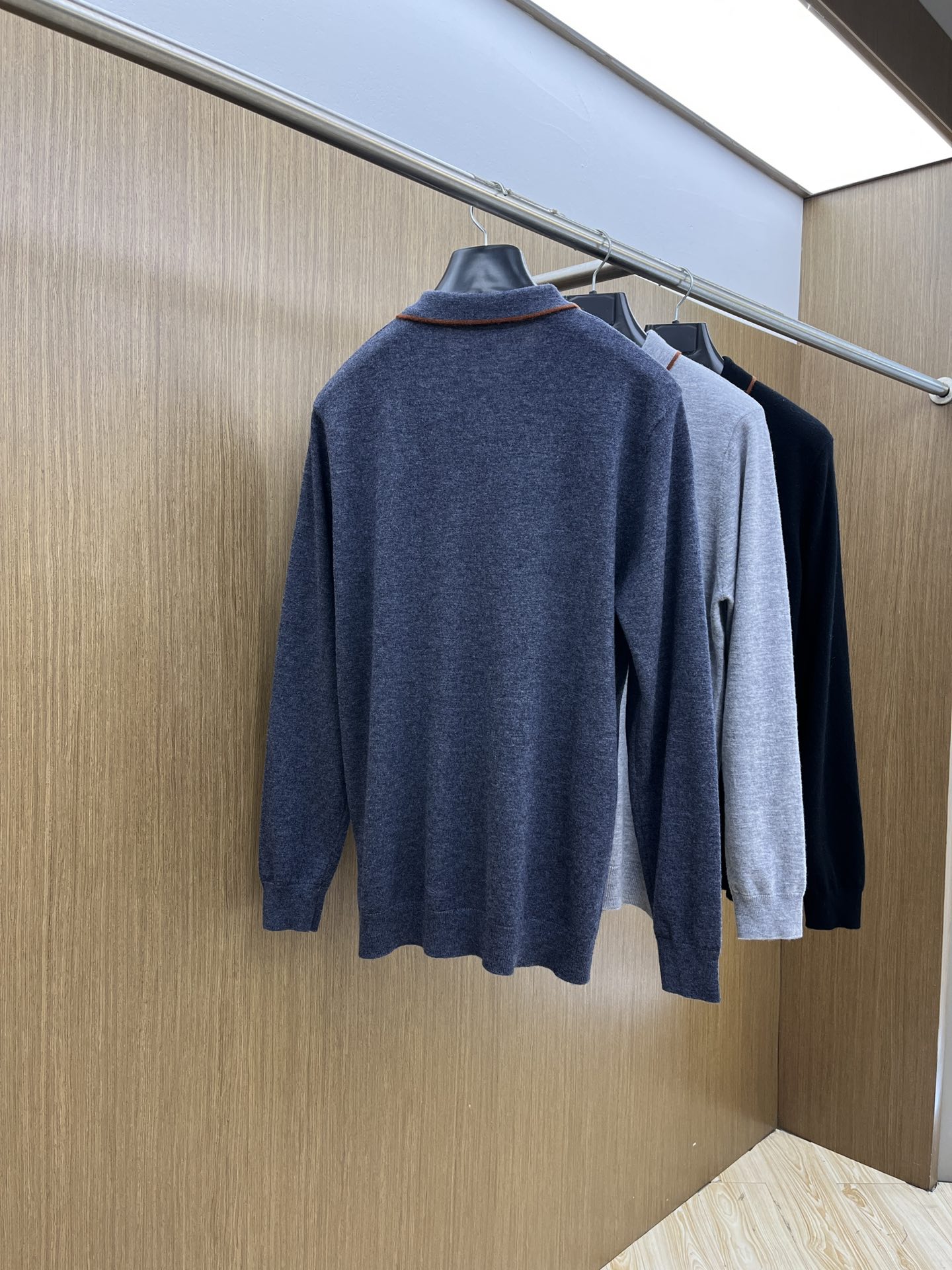 秋冬新品贸易公司渠道稀出，领先官网发售！基础款纯色针织衫单穿叠穿的好选择，修身显瘦的合身版型款式简约，螺