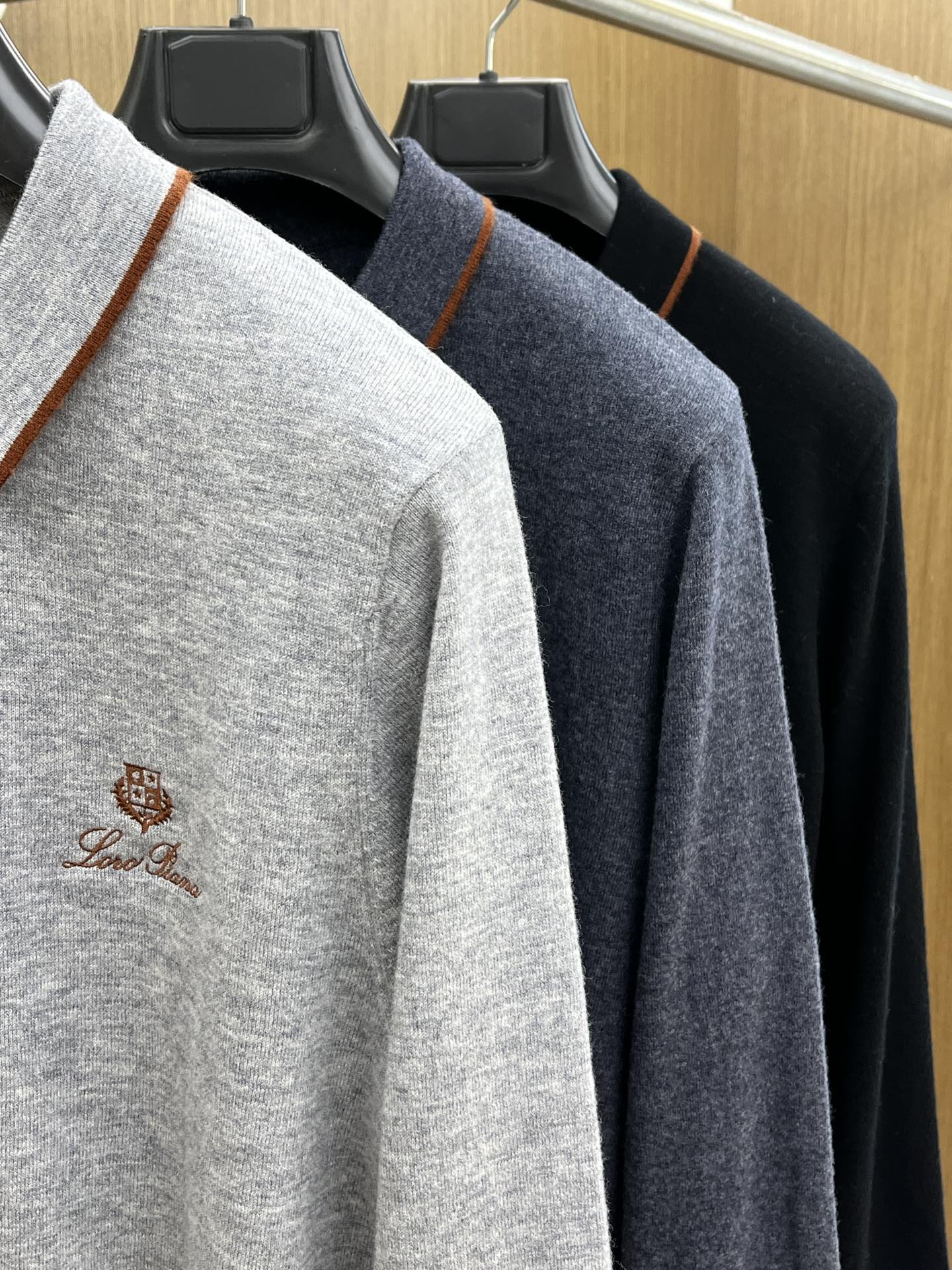 秋冬新品贸易公司渠道稀出，领先官网发售！基础款纯色针织衫单穿叠穿的好选择，修身显瘦的合身版型款式简约，螺