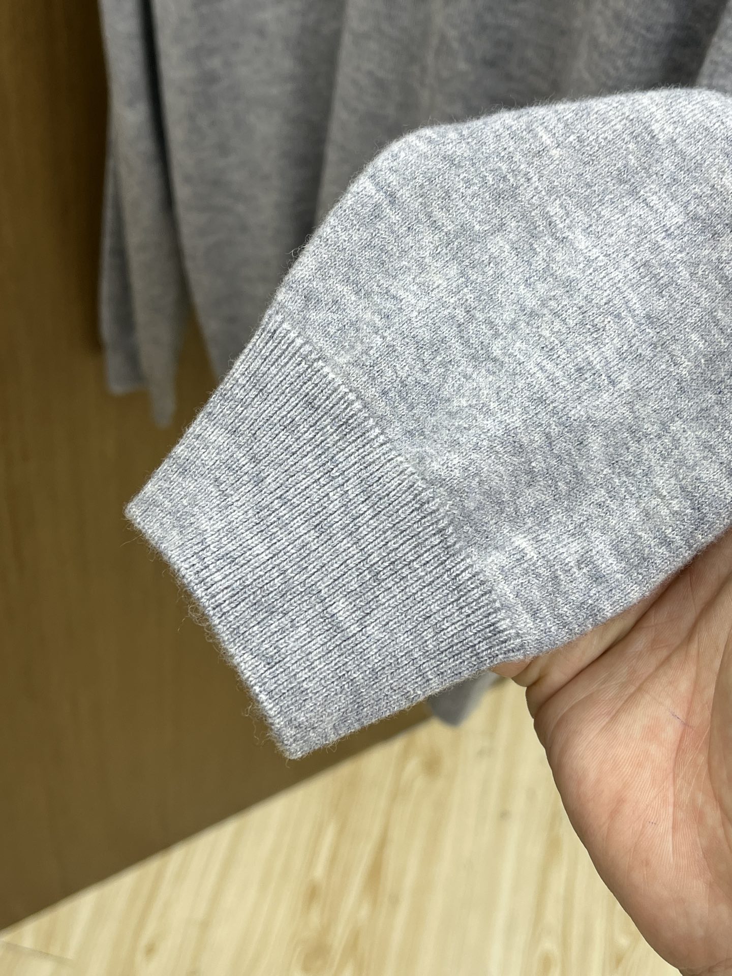 秋冬新品贸易公司渠道稀出，领先官网发售！基础款纯色针织衫单穿叠穿的好选择，修身显瘦的合身版型款式简约，螺