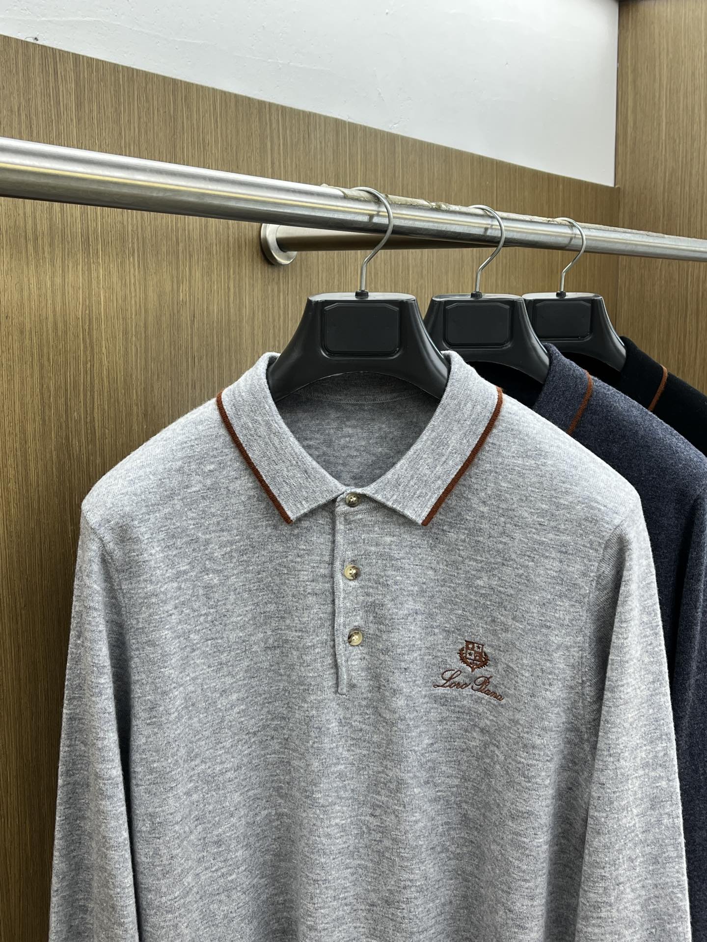 秋冬新品贸易公司渠道稀出，领先官网发售！基础款纯色针织衫单穿叠穿的好选择，修身显瘦的合身版型款式简约，螺