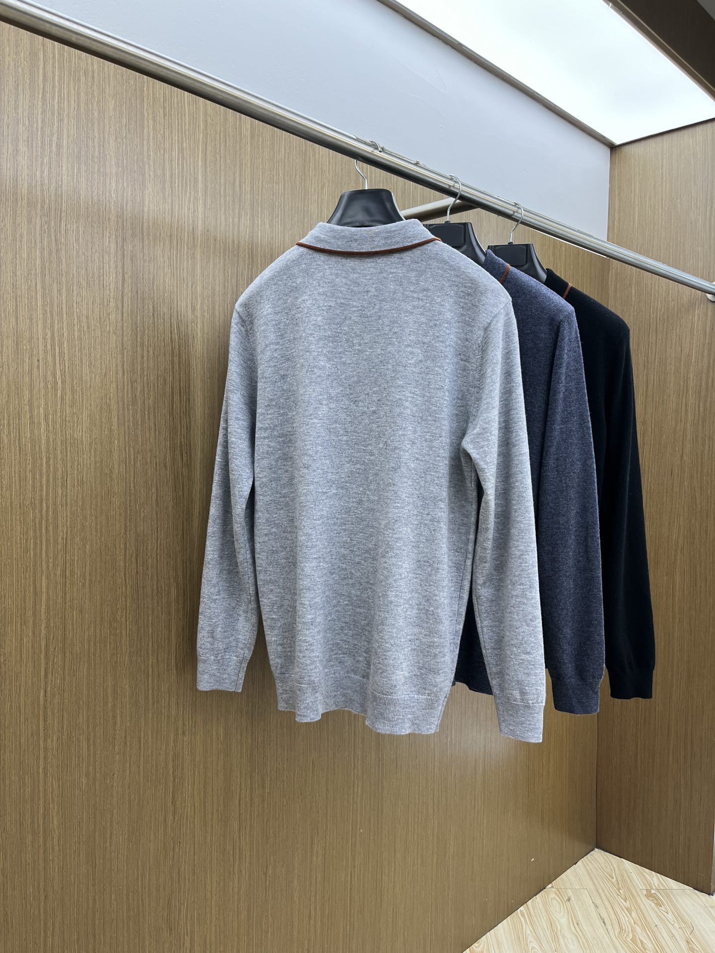 秋冬新品贸易公司渠道稀出，领先官网发售！基础款纯色针织衫单穿叠穿的好选择，修身显瘦的合身版型款式简约，螺