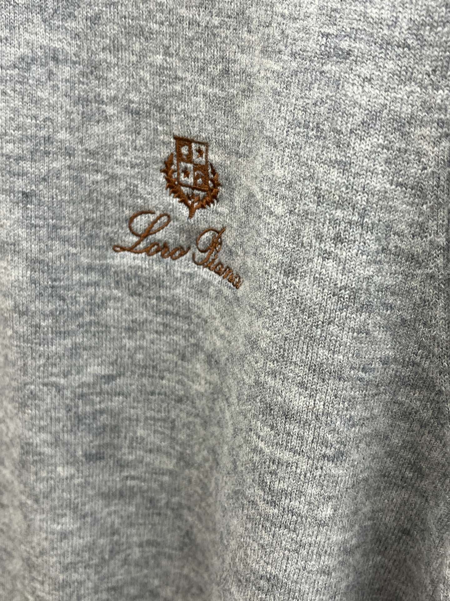 秋冬新品贸易公司渠道稀出，领先官网发售！基础款纯色针织衫单穿叠穿的好选择，修身显瘦的合身版型款式简约，螺