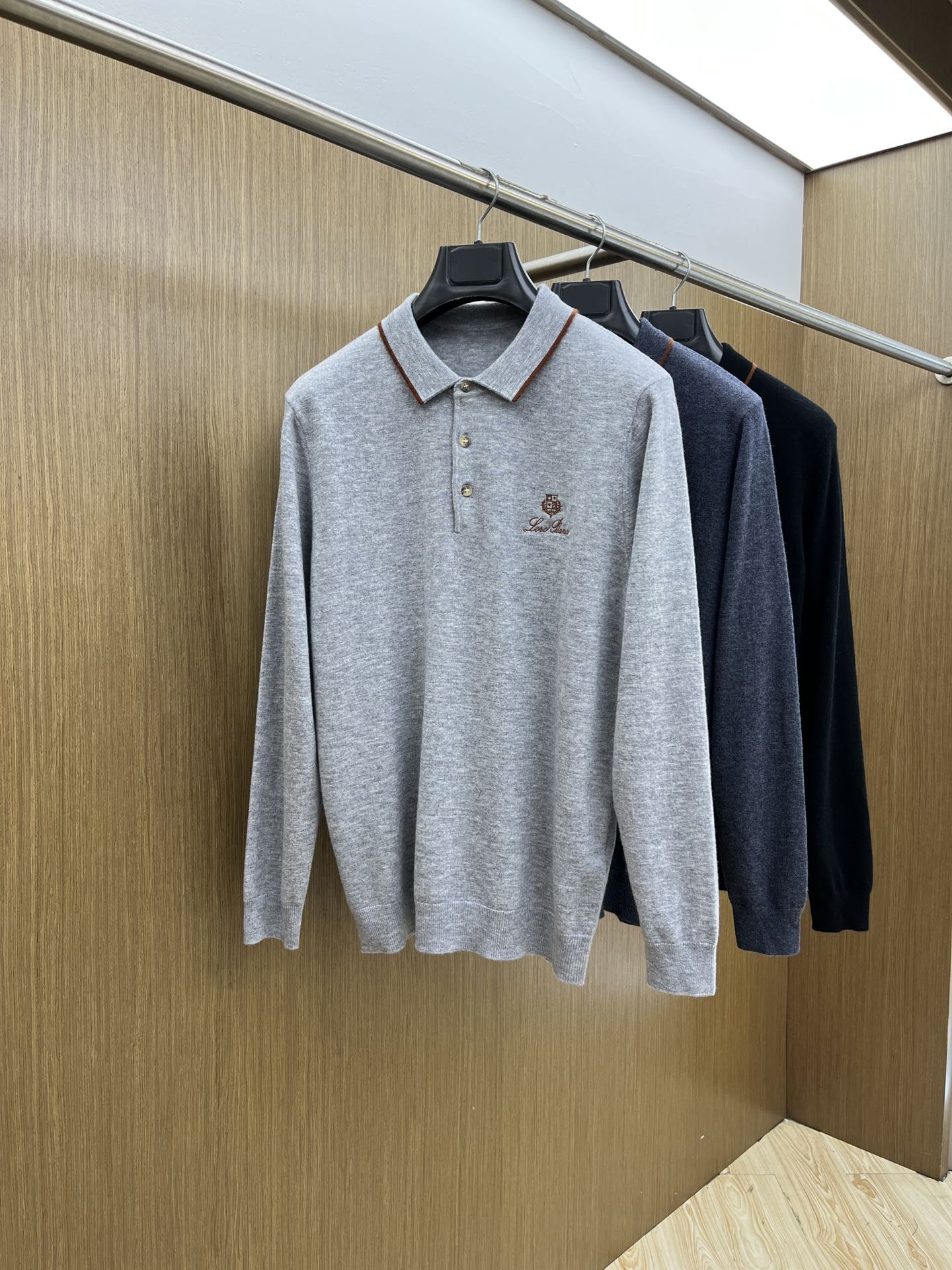 NO:548227,New autumn and winter products, trading companies have sparse channels, and are on sale on the leading official website! A good choice for single-layer wear of basic solid-color sweaters, a slim fit style that is simple, threaded round neck design enhances breathability and optimizes shoulder-neck proportions, conventional shoulder-shaped precision threading artificial seams, German JIN loom 16-needle horizontal machine process, very fine yarn fabric is flat, fine and high-end, front chest horse pictures with letters interlaced embroidery logo embellishment the whole! This sweater is specially selected for imported 80 cashmere wool blend. The sweater is made of soft and fluffy. It has a zero-pressure feeling, soft and elastic. The high-quality cashmere yarn has excellent elasticity. It stretches with the body shape and brings a soft and ultimate warm feeling to the skin. The garment shape is built in a combination, but the elastic tolerance makes people love it! High-quality wool is selected, which is more slender and softer than other wools, with excellent drape and dynamic feeling. The fiber fineness close to cashmere makes its touch similar to cashmere, and it is more durable to wear and wear, and is not easy to pill. The round neck design is cold to protect the warmth of the neck. The widened classic small half-round neck is 3.5cm and not easy to deform. The natural elastic fiber is comfortable to fit and has a certain thickness. It can run through the entire autumn and winter, but the upper body is not bound, the ftd is pressure-free, and it is gentle and nothing! Size M-3XL Model M Size Shoulder Width 43 Bust 100 Sleeve Long 64 Clothes L Size Shoulder Width 44 Bust 104 Sleeve Long 65 Clothes L Size XL Size Shoulder Width 45 Bust 108 Sleeve Long 66 Clothes Length 69 2XL Size Shoulder Width 46 Bust 112 Sleeve Long 67 Clothes Length 70 3XL Size Shoulder Width 47 Bust 116 Sleeve Long 68 Clothes Length 71, Sweaters, alexander wang19860909秋冬新品 贸易公司渠道稀出,领先官网发售！基础款纯色针织衫单穿叠穿的好选择,修身显瘦的合身版型款式简约,螺纹圆领设计提气且优化肩颈比例,常规肩型精密走线人工套缝,德国JIN口织机16针横机工艺,纱线非常的细织制的面料平整细密高端,前胸马图字母交错刺绣徽标点缀整体！ 该毛衣精选客供进口80山羊绒羊毛混纺打造,外观柔软蓬松度打造的针织衫零压感,柔软有弹性,优质羊绒纱线具有极佳的弹性,随体型拉伸,为肌肤带来柔软和極致温暖的感受,打造处的衣型合体,但弹力包容度让人爱不释手！甄选高品质羊毛,与其他羊毛相比更为纤细柔软,拥有优良的垂坠和动感,接近羊绒的纤维细度使得其触感与羊绒相仿,更加耐穿耐磨不易起球,圆领设计严寒护颈的温暖,加宽的经典小半圆领3.5cm不易变形,天然弹力纤维舒适贴合有一定的厚度,能贯穿整个秋冬但上身却无束缚、ftd无压力,轻柔无物！ 尺码M-3XL 款号 M码肩宽43胸围100袖长64衣长67 L码肩宽44胸围104袖长65衣长68 XL码肩宽45胸围108袖长66衣长69 2XL码肩宽46胸围112袖长67衣长70 3XL码肩宽47胸围116袖长68衣长71,,sweaters,alexander wang,Men's clothing