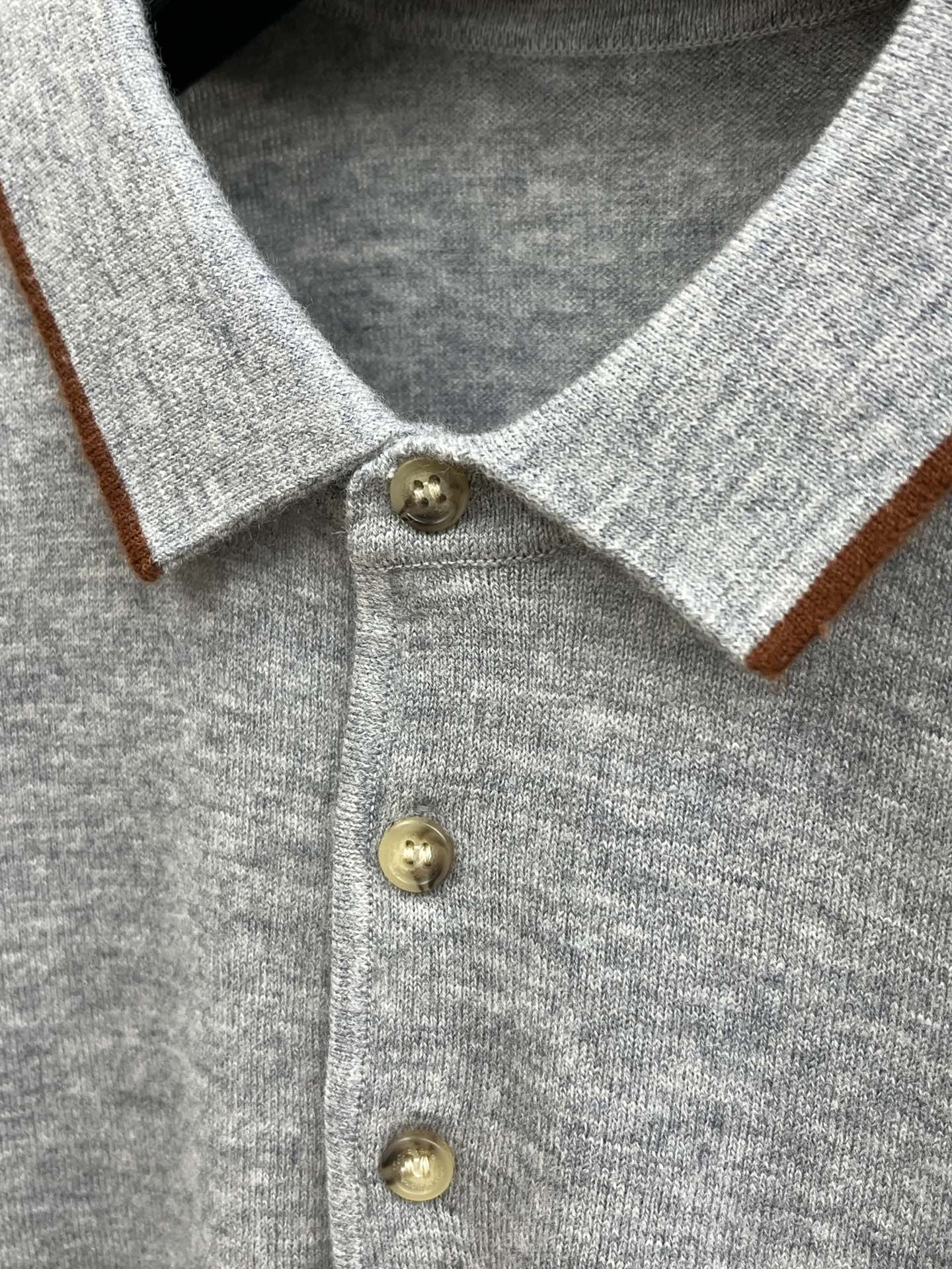 秋冬新品贸易公司渠道稀出，领先官网发售！基础款纯色针织衫单穿叠穿的好选择，修身显瘦的合身版型款式简约，螺