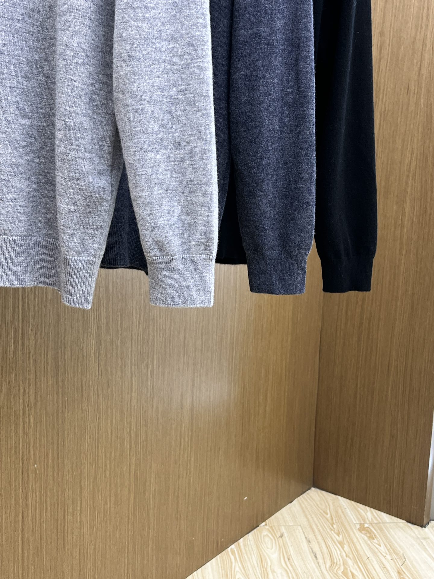 秋冬新品贸易公司渠道稀出，领先官网发售！基础款纯色针织衫单穿叠穿的好选择，修身显瘦的合身版型款式简约，螺