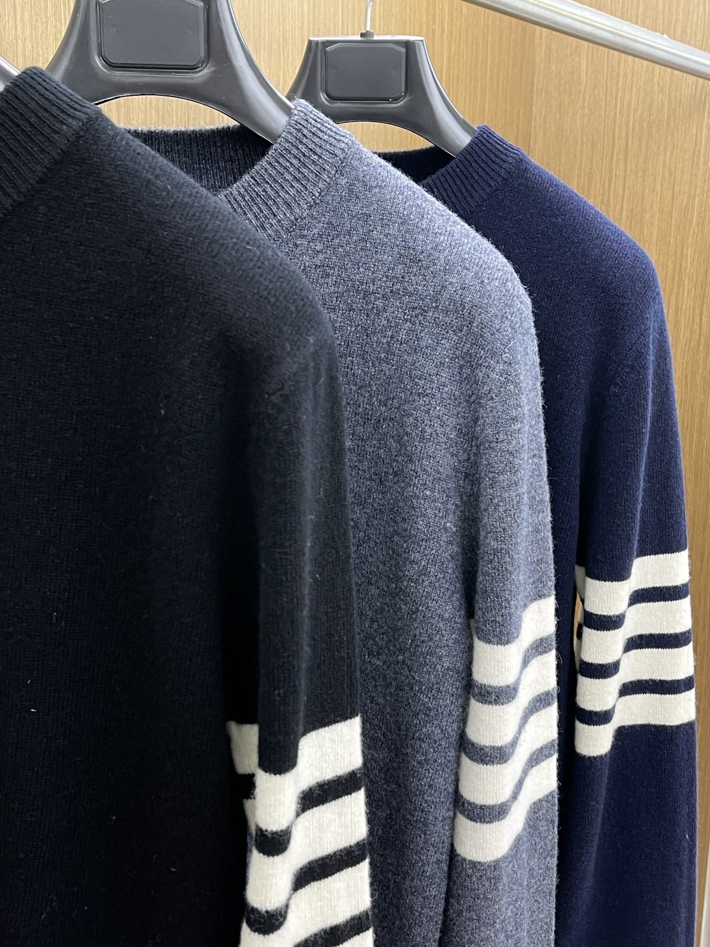 TB 秋冬新品贸易公司渠道稀出，领先官网发售！基础款纯色针织衫单穿叠穿的好选择，修身显瘦的合身版型款式简