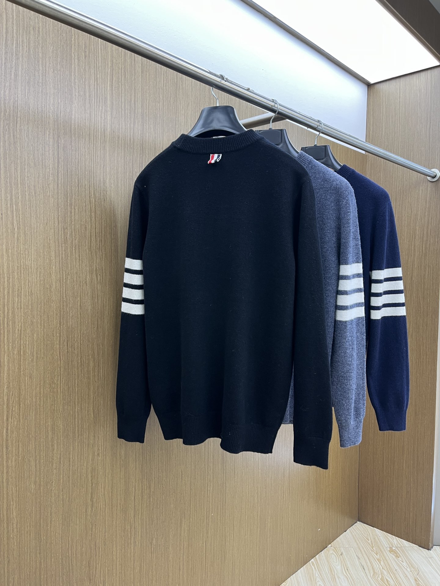 TB 秋冬新品贸易公司渠道稀出，领先官网发售！基础款纯色针织衫单穿叠穿的好选择，修身显瘦的合身版型款式简