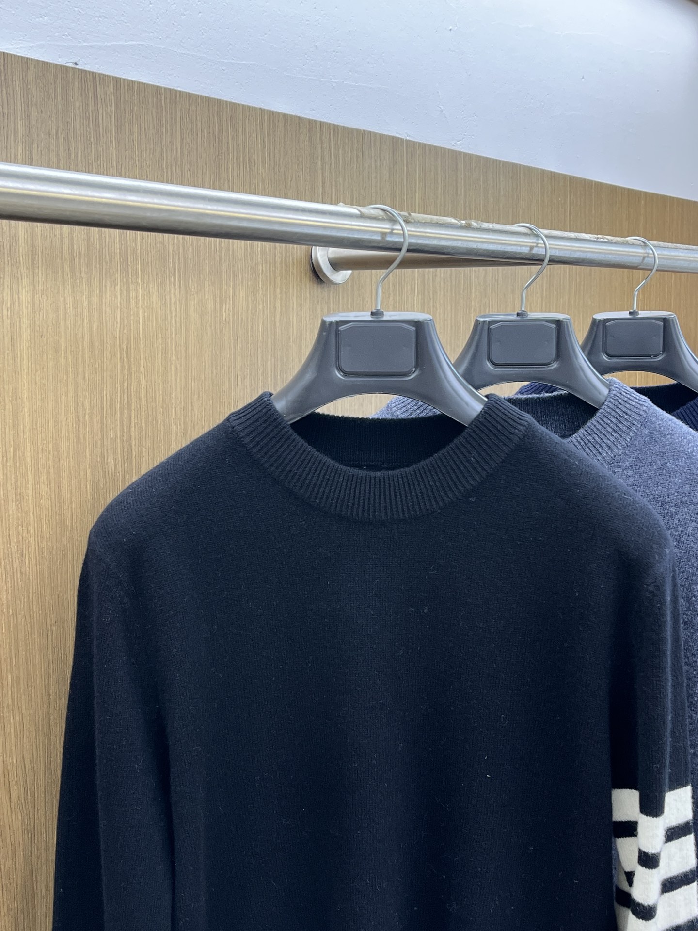 TB 秋冬新品贸易公司渠道稀出，领先官网发售！基础款纯色针织衫单穿叠穿的好选择，修身显瘦的合身版型款式简