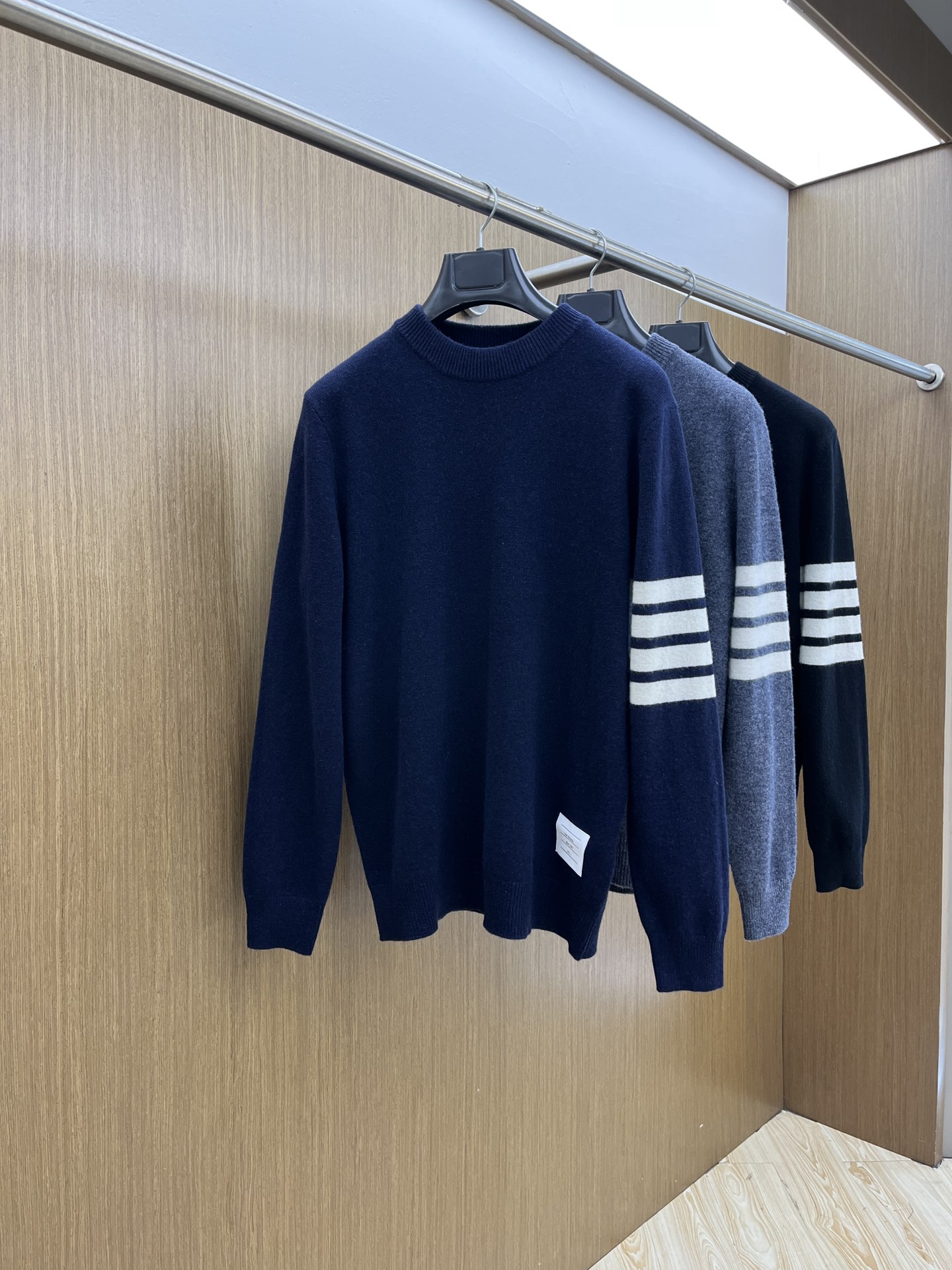 TB 秋冬新品贸易公司渠道稀出，领先官网发售！基础款纯色针织衫单穿叠穿的好选择，修身显瘦的合身版型款式简