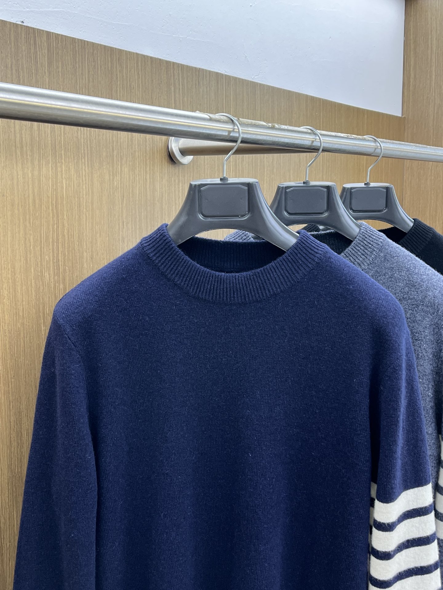 TB 秋冬新品贸易公司渠道稀出，领先官网发售！基础款纯色针织衫单穿叠穿的好选择，修身显瘦的合身版型款式简