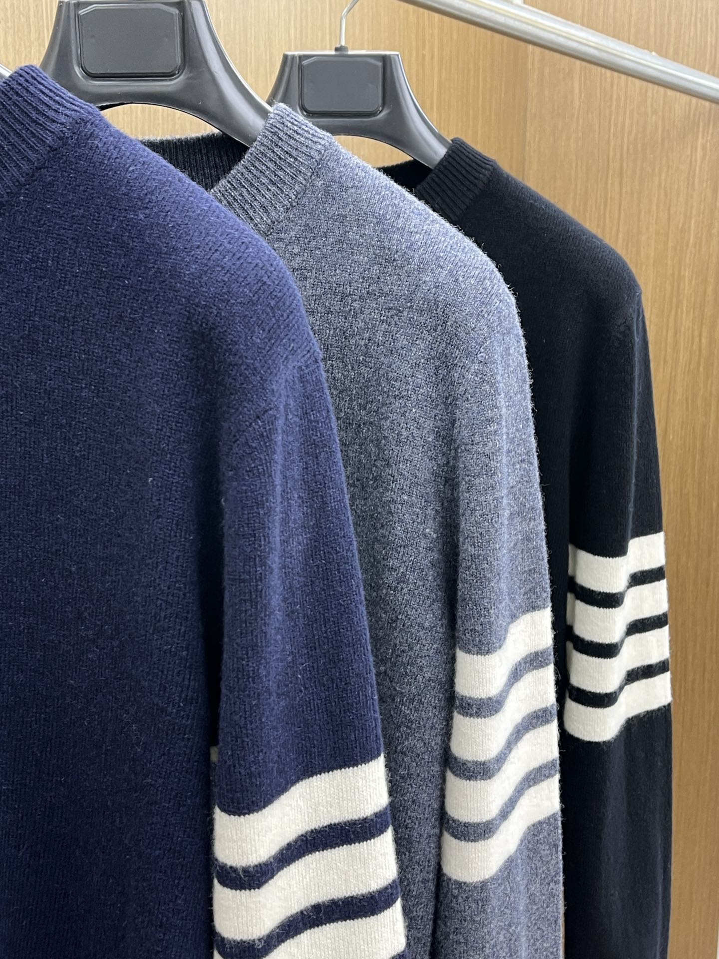 TB 秋冬新品贸易公司渠道稀出，领先官网发售！基础款纯色针织衫单穿叠穿的好选择，修身显瘦的合身版型款式简