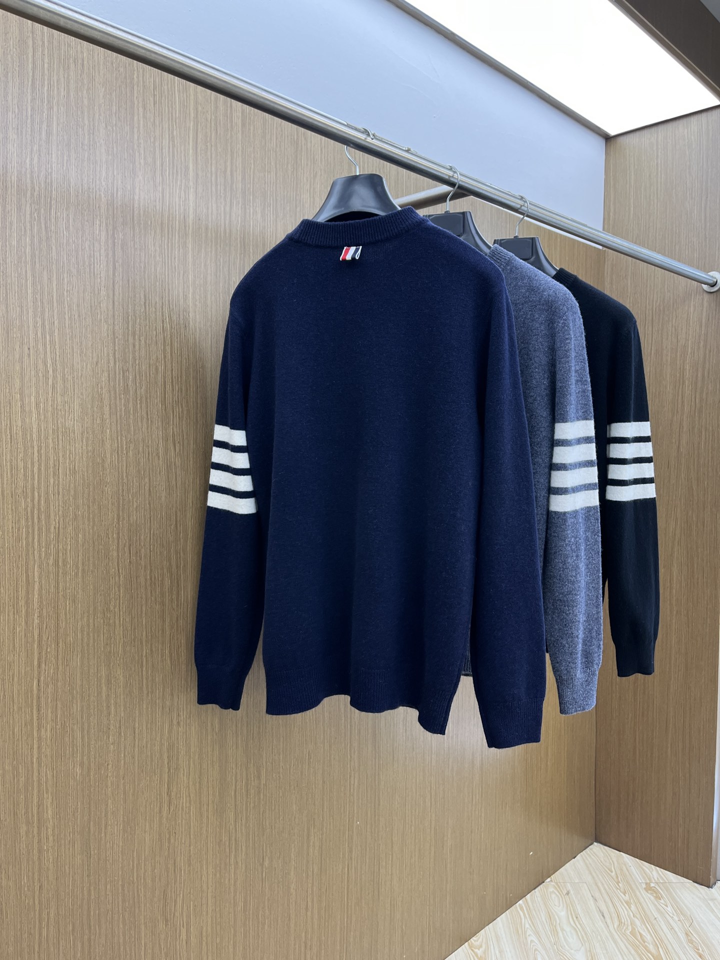 TB 秋冬新品贸易公司渠道稀出，领先官网发售！基础款纯色针织衫单穿叠穿的好选择，修身显瘦的合身版型款式简