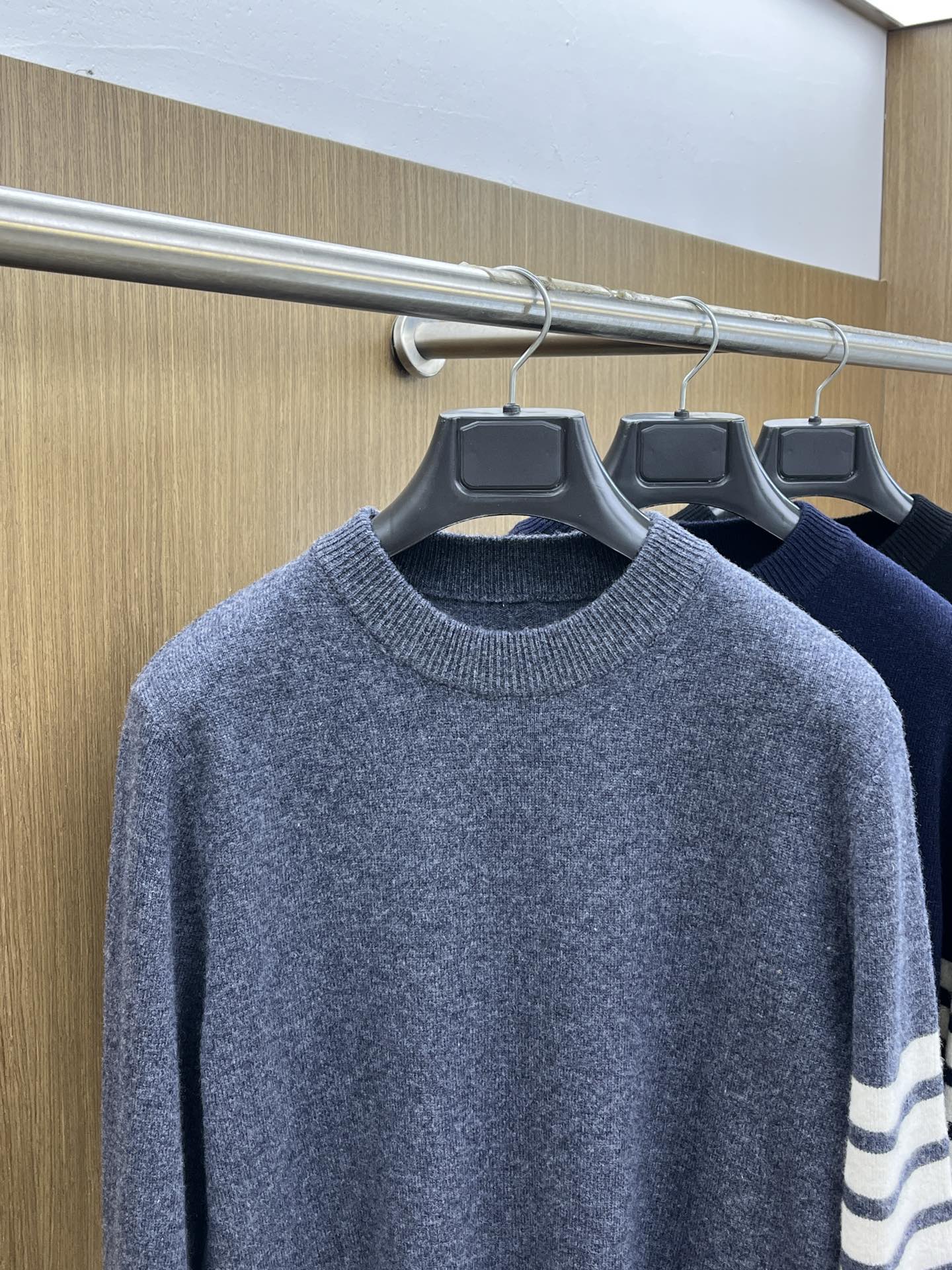 TB 秋冬新品贸易公司渠道稀出，领先官网发售！基础款纯色针织衫单穿叠穿的好选择，修身显瘦的合身版型款式简