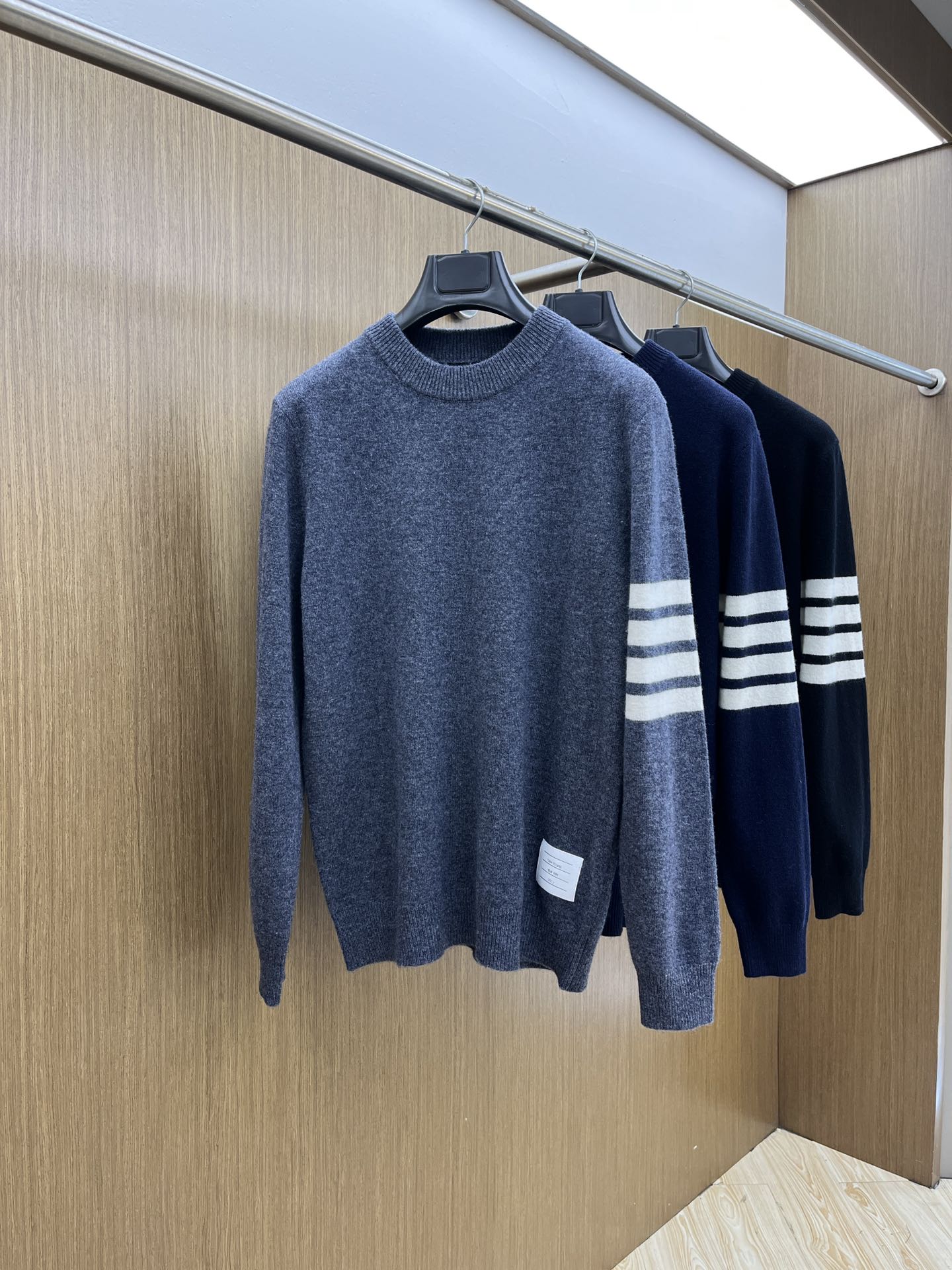 NO:548231,TB autumn and winter new products, trading companies have sparse channels, and are on sale on the leading official website! A good choice for single-layer wear of basic solid-color sweaters, a slim fit style that is simple, threaded round neck design enhances breathability and optimizes shoulder-neck proportions, conventional shoulder-shaped precision threading artificial seams, German JIN loom 16-needle horizontal machine process, very fine yarn fabric is flat, fine and high-end, front chest horse pictures with letters interlaced embroidery logo embellishment the whole! This sweater is specially selected for imported 80 cashmere wool blend. The sweater is made of soft and fluffy. It has a zero-pressure feeling, soft and elastic. The high-quality cashmere yarn has excellent elasticity. It stretches with the body shape and brings a soft and ultimate warm feeling to the skin. The garment shape is built in a combination, but the elastic tolerance makes people love it! High-quality wool is selected, which is more slender and softer than other wools, with excellent drape and dynamic feeling. The fiber fineness close to cashmere makes its touch similar to cashmere, and it is more durable to wear and wear, and is not easy to pill. The round neck design is cold to protect the warmth of the neck. The widened classic small half-round neck is 3.5cm and not easy to deform. The natural elastic fiber is comfortable to fit and has a certain thickness. It can run through the entire autumn and winter, but the upper body is not bound, the ftd is pressure-free, and it is gentle and nothing! Size M-3XL Model M Size Shoulder Width 43 Bust 100 Sleeve Long 64 Clothes L Size Shoulder Width 44 Bust 104 Sleeve Long 65 Clothes L Size XL Size Shoulder Width 45 Bust 108 Sleeve Long 66 Clothes Length 69 2XL Size Shoulder Width 46 Bust 112 Sleeve Long 67 Clothes Length 70 3XL Size Shoulder Width 47 Bust 116 Sleeve Long 68 Clothes Length 71, Sweaters, alexander wang19860909TB 秋冬新品 贸易公司渠道稀出,领先官网发售！基础款纯色针织衫单穿叠穿的好选择,修身显瘦的合身版型款式简约,螺纹圆领设计提气且优化肩颈比例,常规肩型精密走线人工套缝,德国JIN口织机16针横机工艺,纱线非常的细织制的面料平整细密高端,前胸马图字母交错刺绣徽标点缀整体！ 该毛衣精选客供进口80山羊绒羊毛混纺打造,外观柔软蓬松度打造的针织衫零压感,柔软有弹性,优质羊绒纱线具有极佳的弹性,随体型拉伸,为肌肤带来柔软和極致温暖的感受,打造处的衣型合体,但弹力包容度让人爱不释手！甄选高品质羊毛,与其他羊毛相比更为纤细柔软,拥有优良的垂坠和动感,接近羊绒的纤维细度使得其触感与羊绒相仿,更加耐穿耐磨不易起球,圆领设计严寒护颈的温暖,加宽的经典小半圆领3.5cm不易变形,天然弹力纤维舒适贴合有一定的厚度,能贯穿整个秋冬但上身却无束缚、ftd无压力,轻柔无物！ 尺码M-3XL 款号 M码肩宽43胸围100袖长64衣长67 L码肩宽44胸围104袖长65衣长68 XL码肩宽45胸围108袖长66衣长69 2XL码肩宽46胸围112袖长67衣长70 3XL码肩宽47胸围116袖长68衣长71,,sweaters,alexander wang,Men's clothing