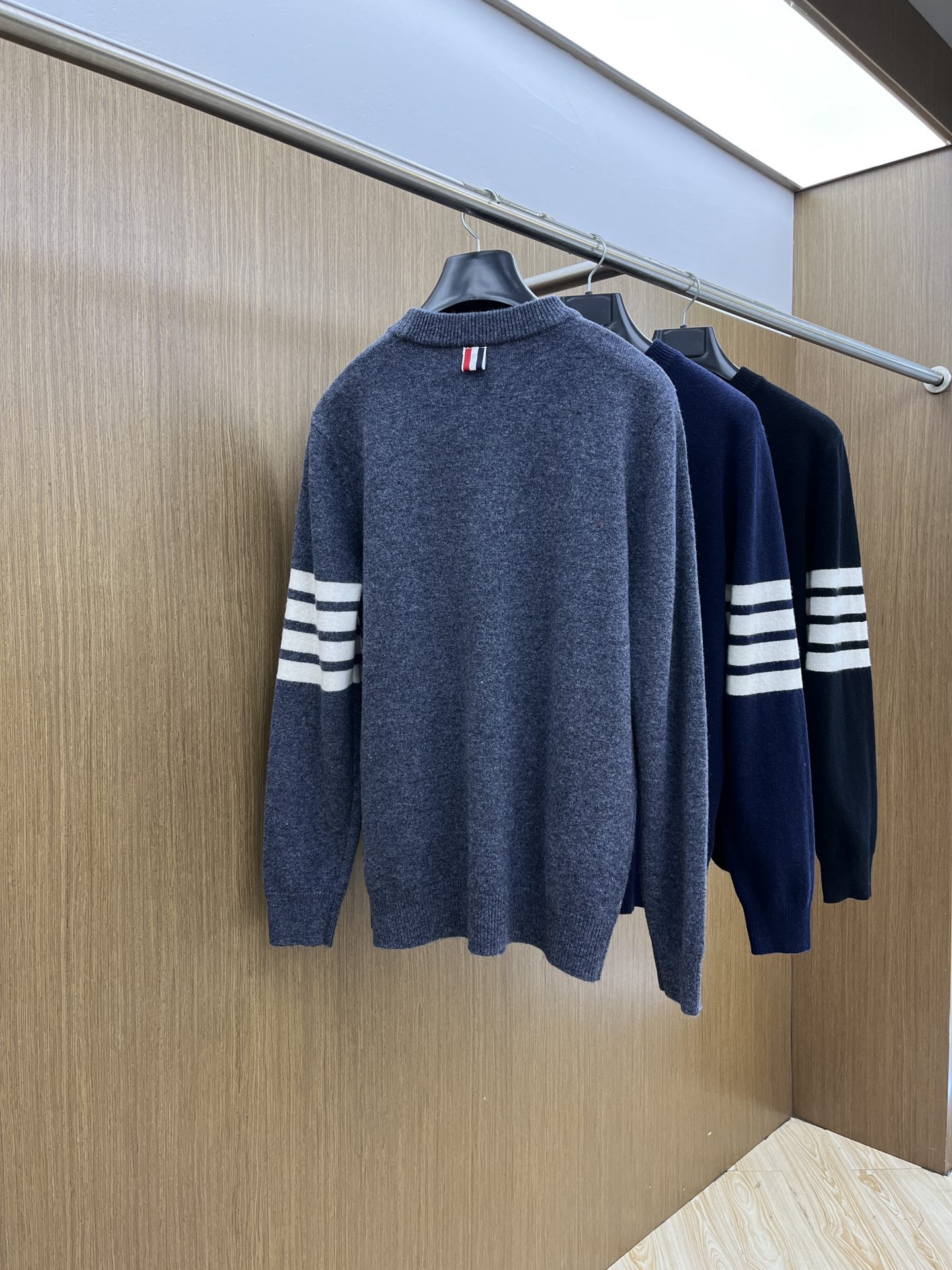 TB 秋冬新品贸易公司渠道稀出，领先官网发售！基础款纯色针织衫单穿叠穿的好选择，修身显瘦的合身版型款式简