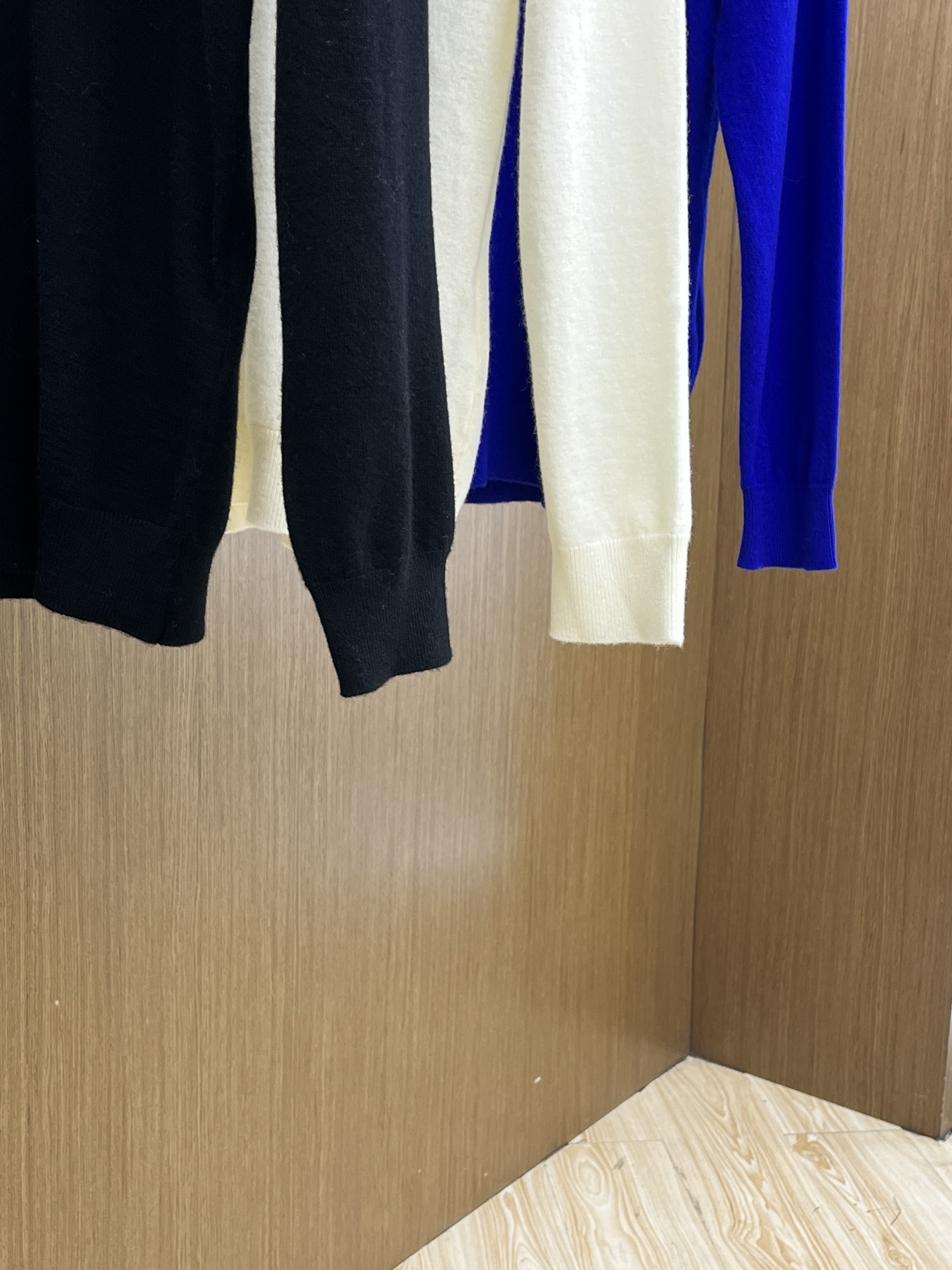 BBR 秋冬新品贸易公司渠道稀出，领先官网发售！基础款纯色针织衫单穿叠穿的好选择，修身显瘦的合身版型款式