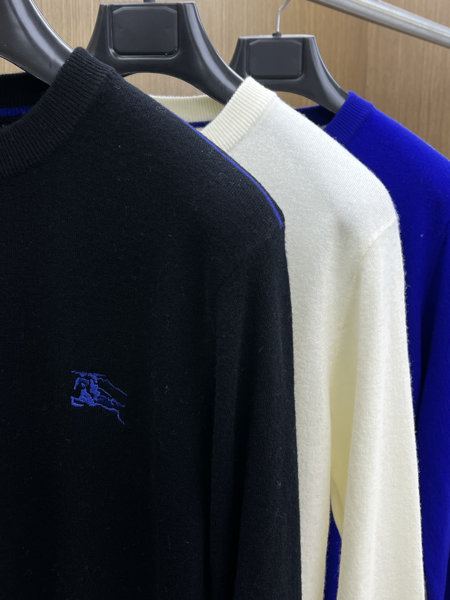 BBR 秋冬新品贸易公司渠道稀出，领先官网发售！基础款纯色针织衫单穿叠穿的好选择，修身显瘦的合身版型款式